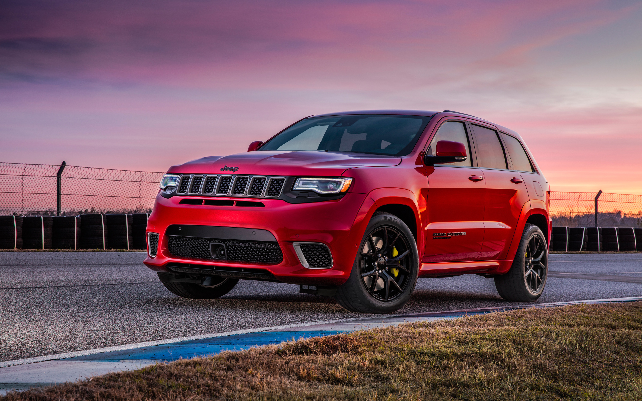 Красный автомобиль  Jeep Grand Cherokee Trackhawk, 2018 