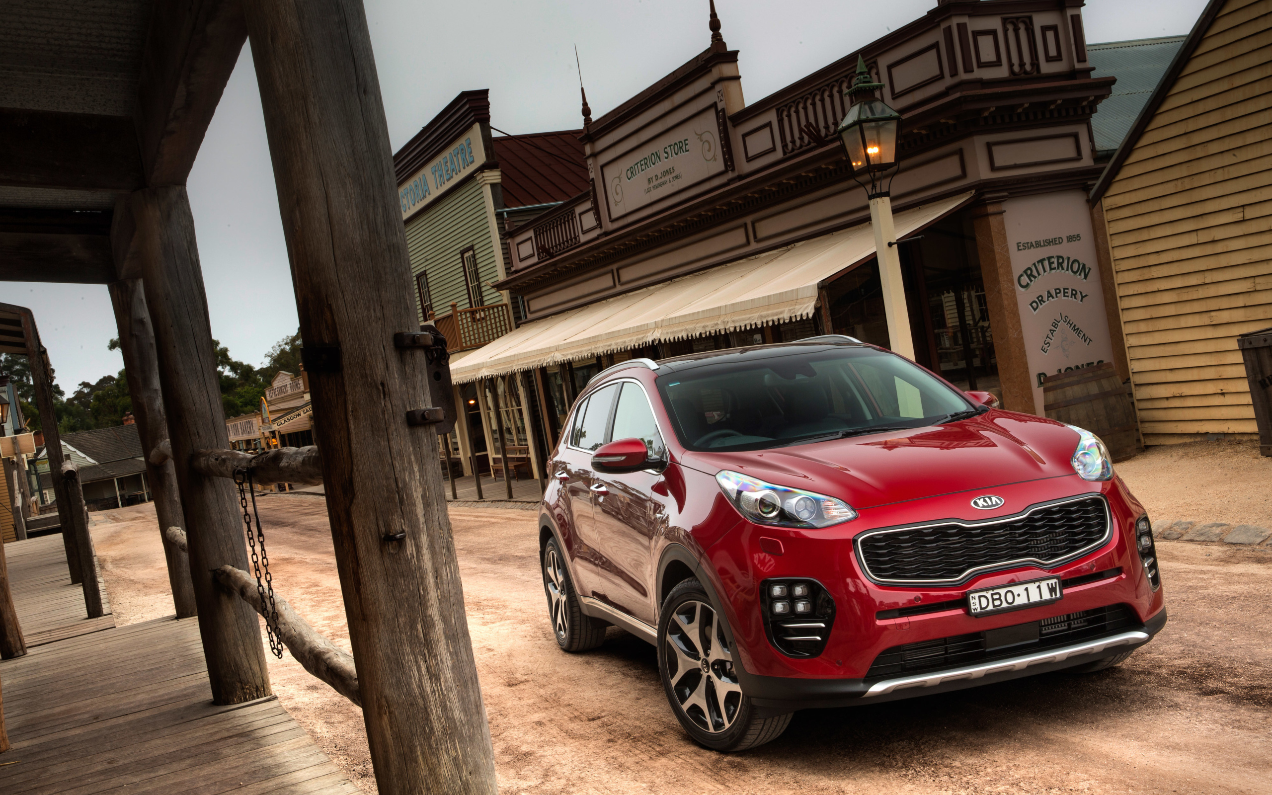 Красный внедорожник  Kia Sportage