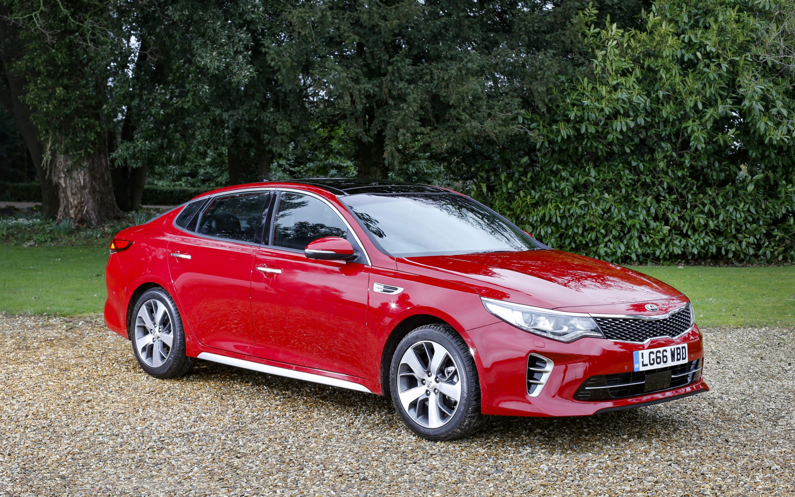 Красный автомобиль KIA Optima GT Line S, 2017 