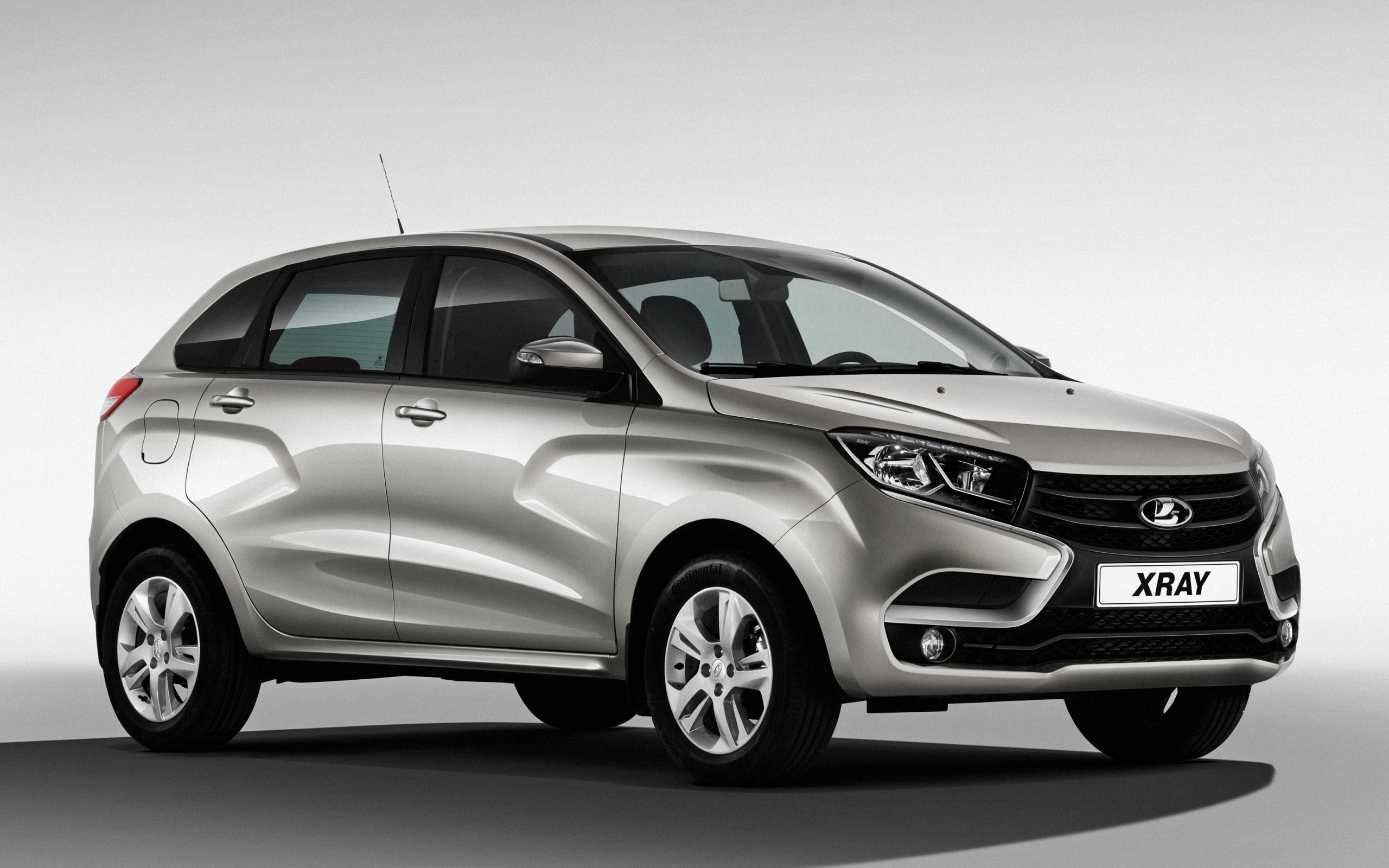 Серый российский автомобиль Лада XRAY