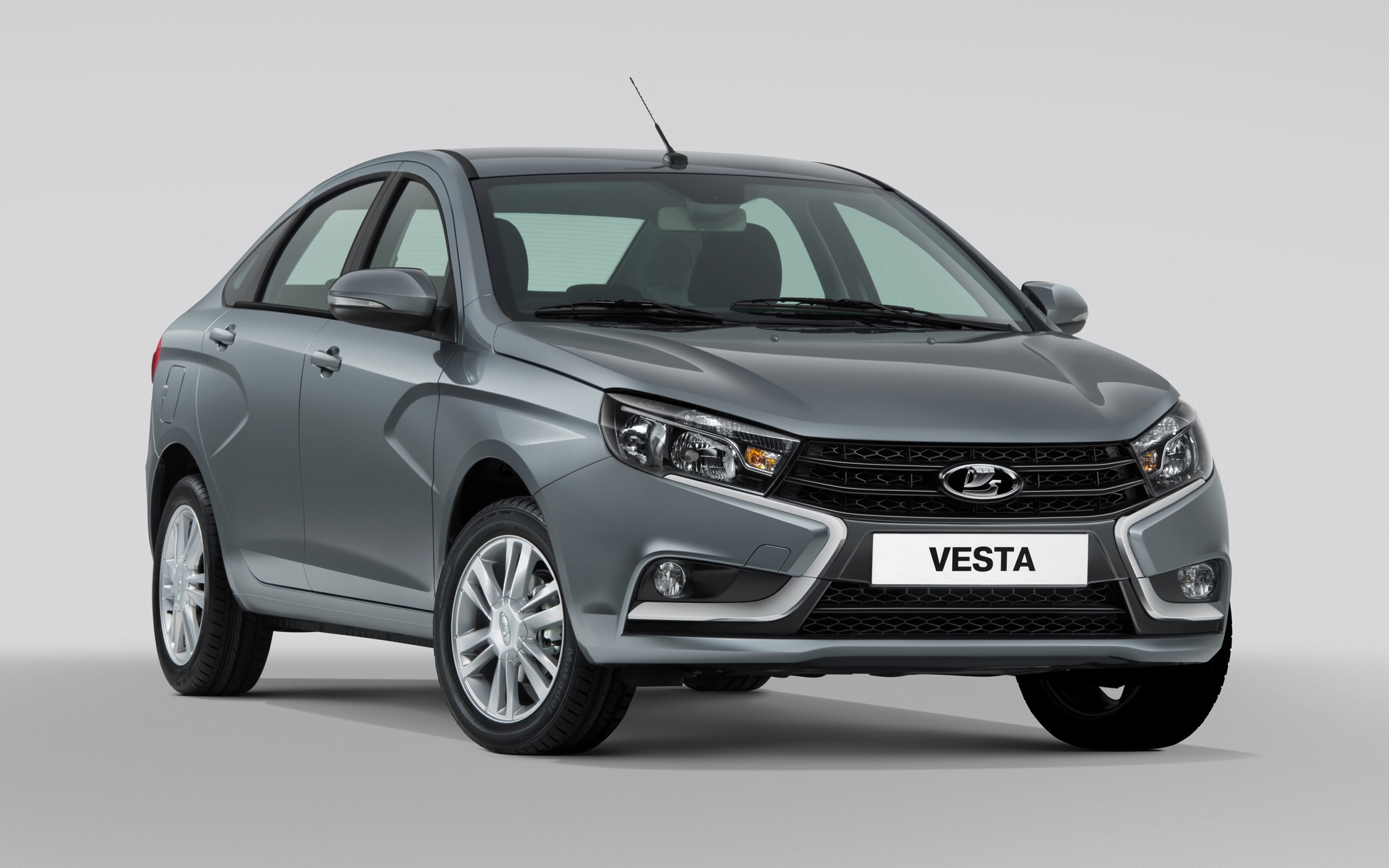 Российский автомобиль Лада Vesta на сером фоне