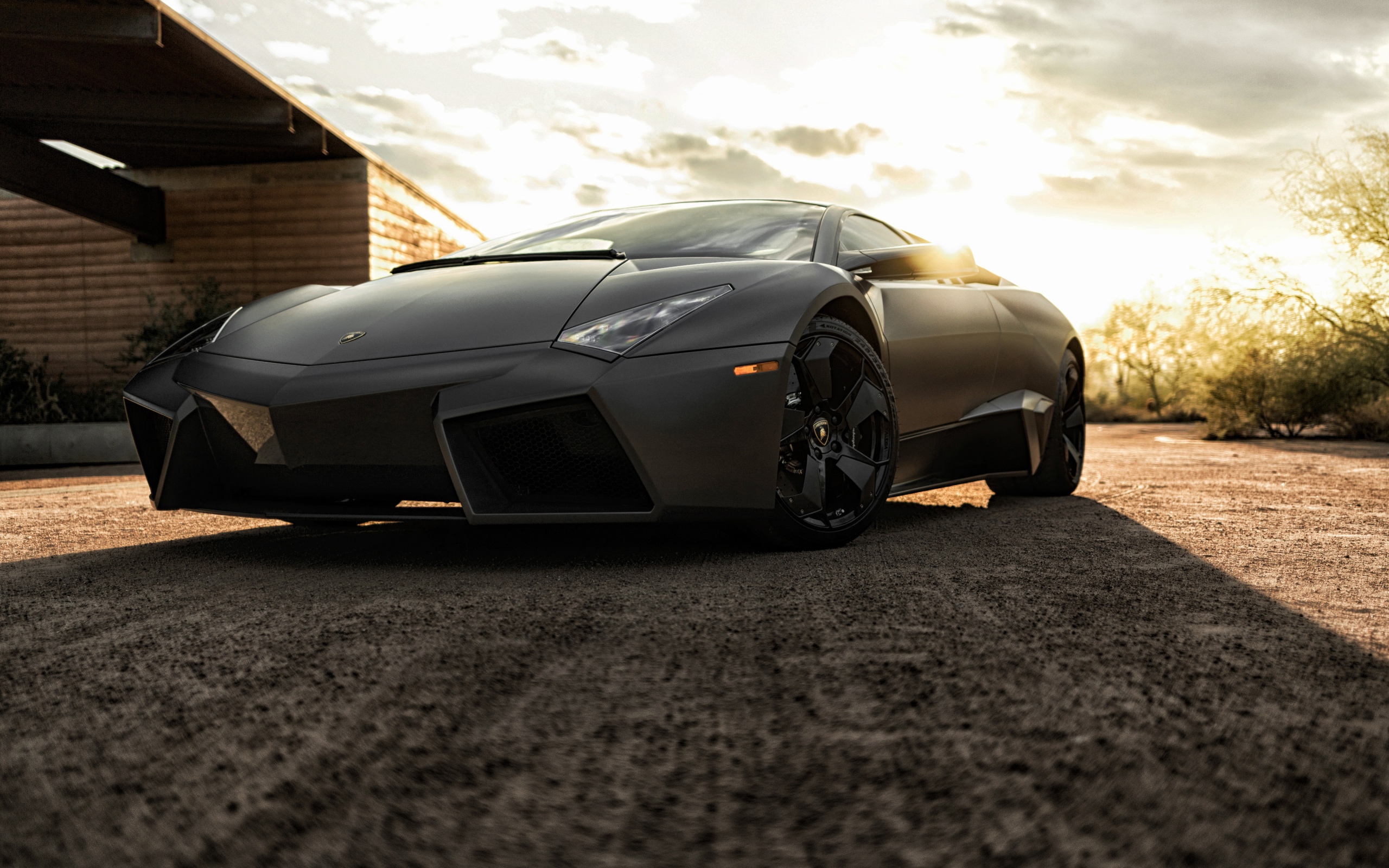 Черный быстрый автомобиль Lamborghini Reventon