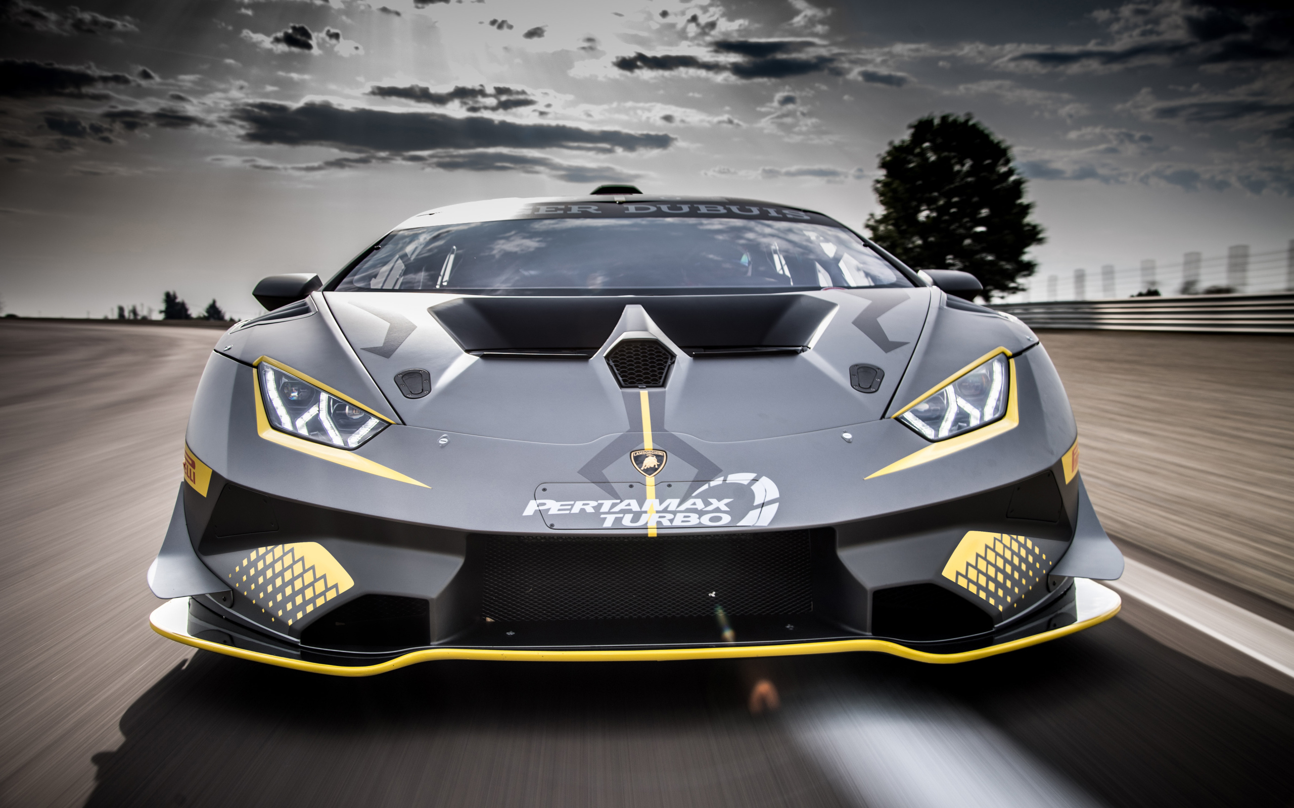 Спортивный автомобиль Lamborghini Huracan Super Trofeo EVO, 2018 вид спереди