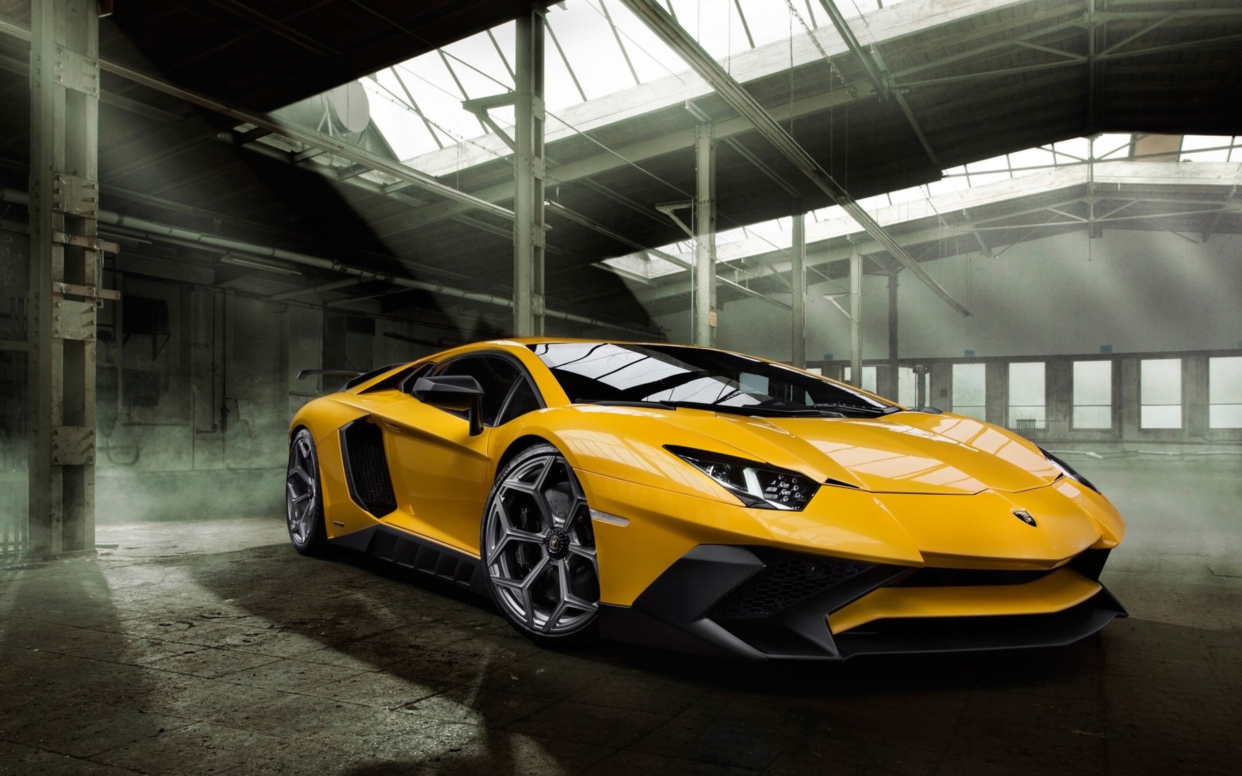 Желтый спортивный автомобиль Lamborghini Aventador 