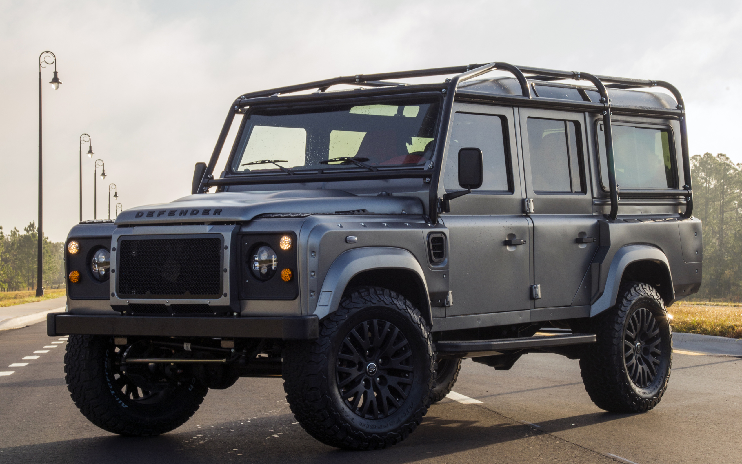 Серый автомобиль Land Rover East Coast Defender Urban Assault, 2017