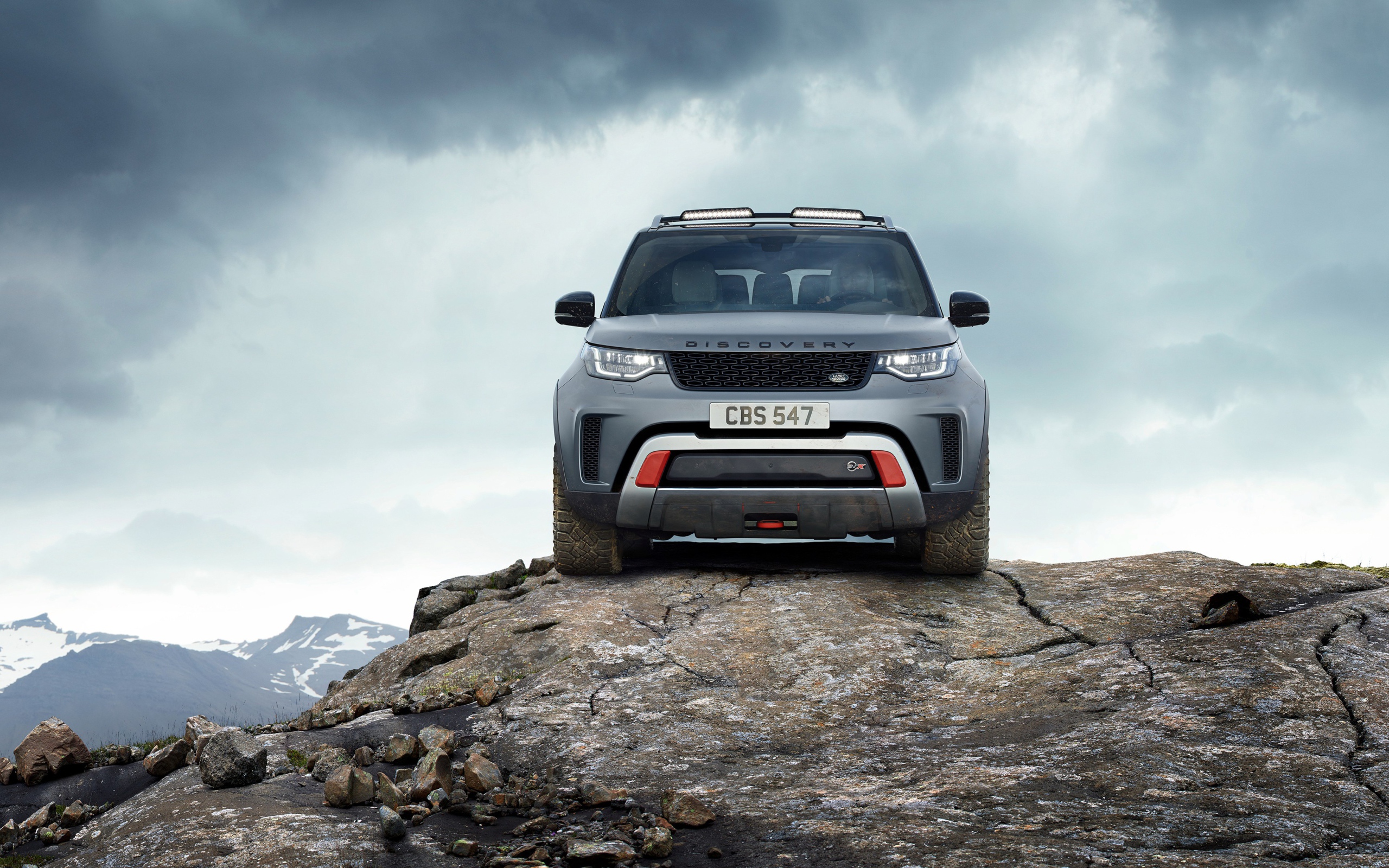 Внедорожник Land Rover Discovery, 2019 на фоне неба