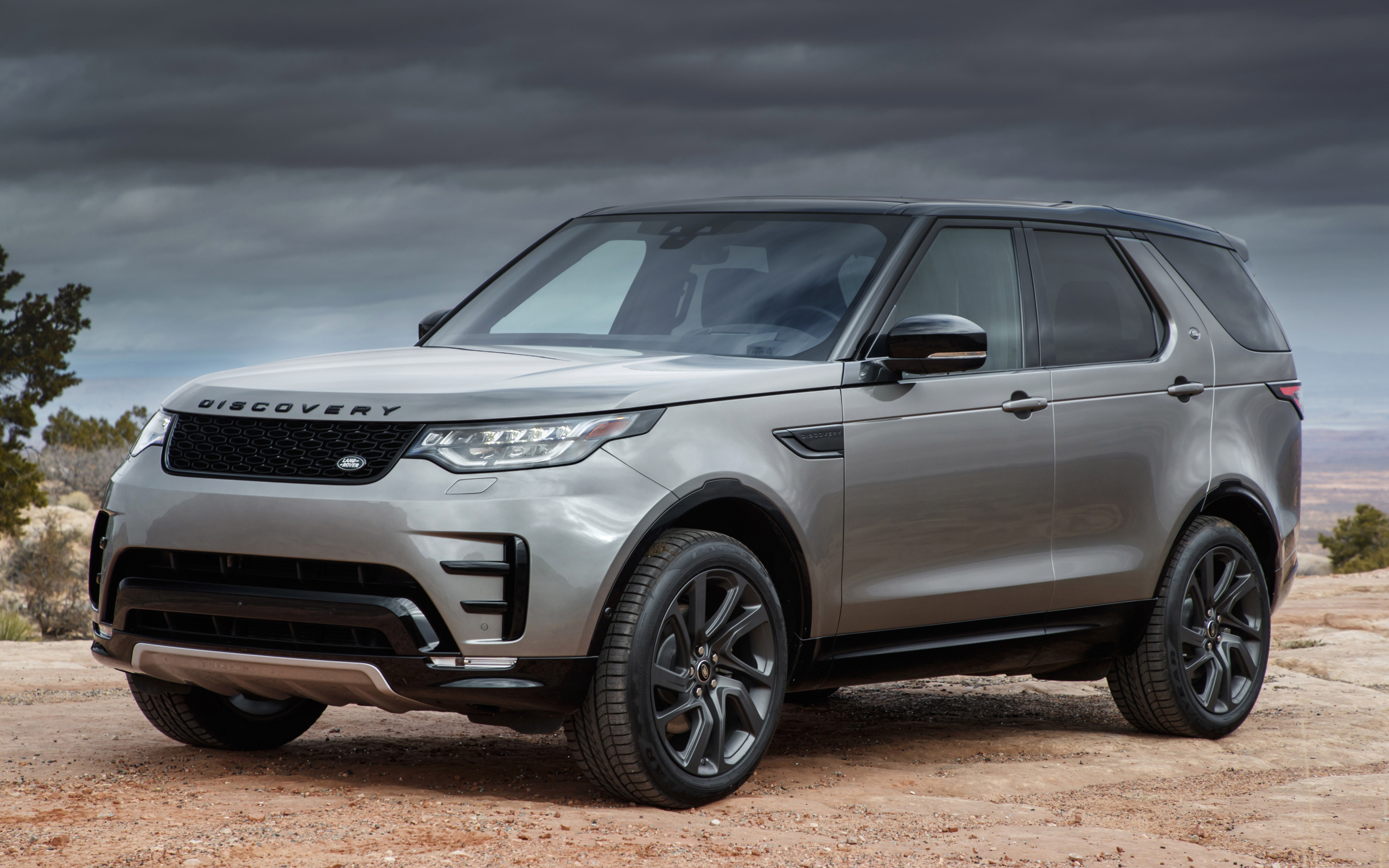 Серебристый автомобиль Land Rover  Discovery HSE Si6, 2017 