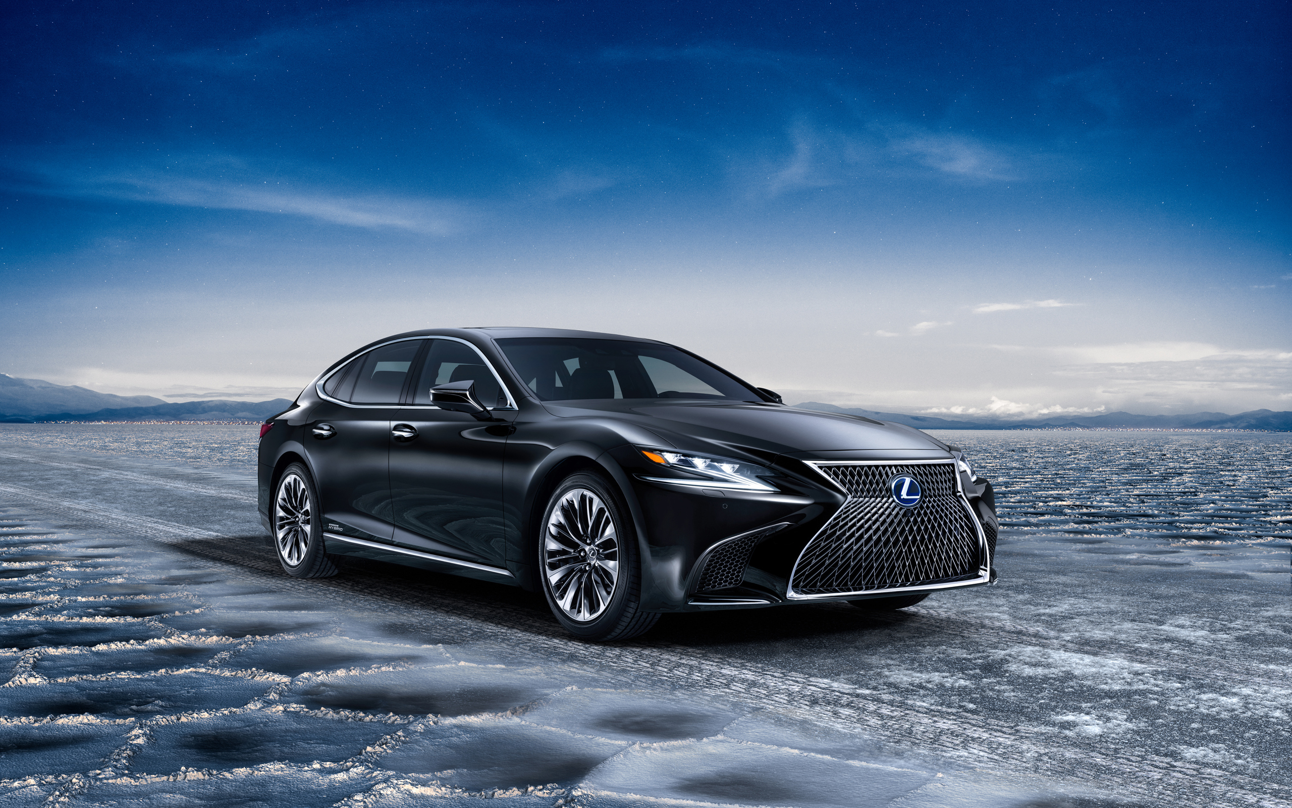 Автомобиль  Lexus LS 500h на скользкой трассе 