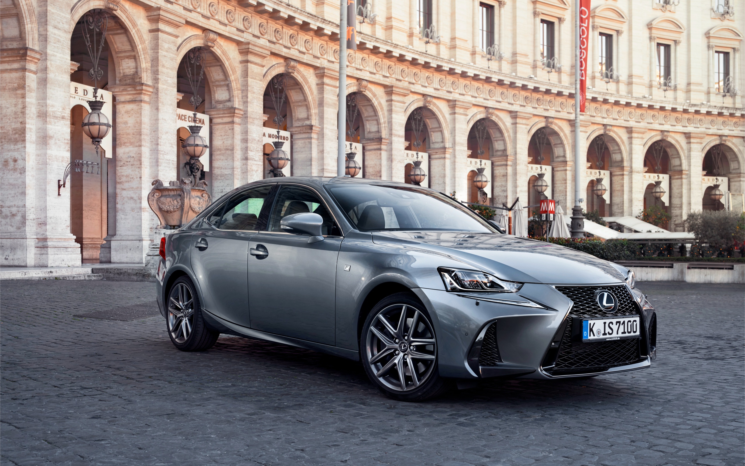 Стильный серебристый Lexus IS на фоне здания