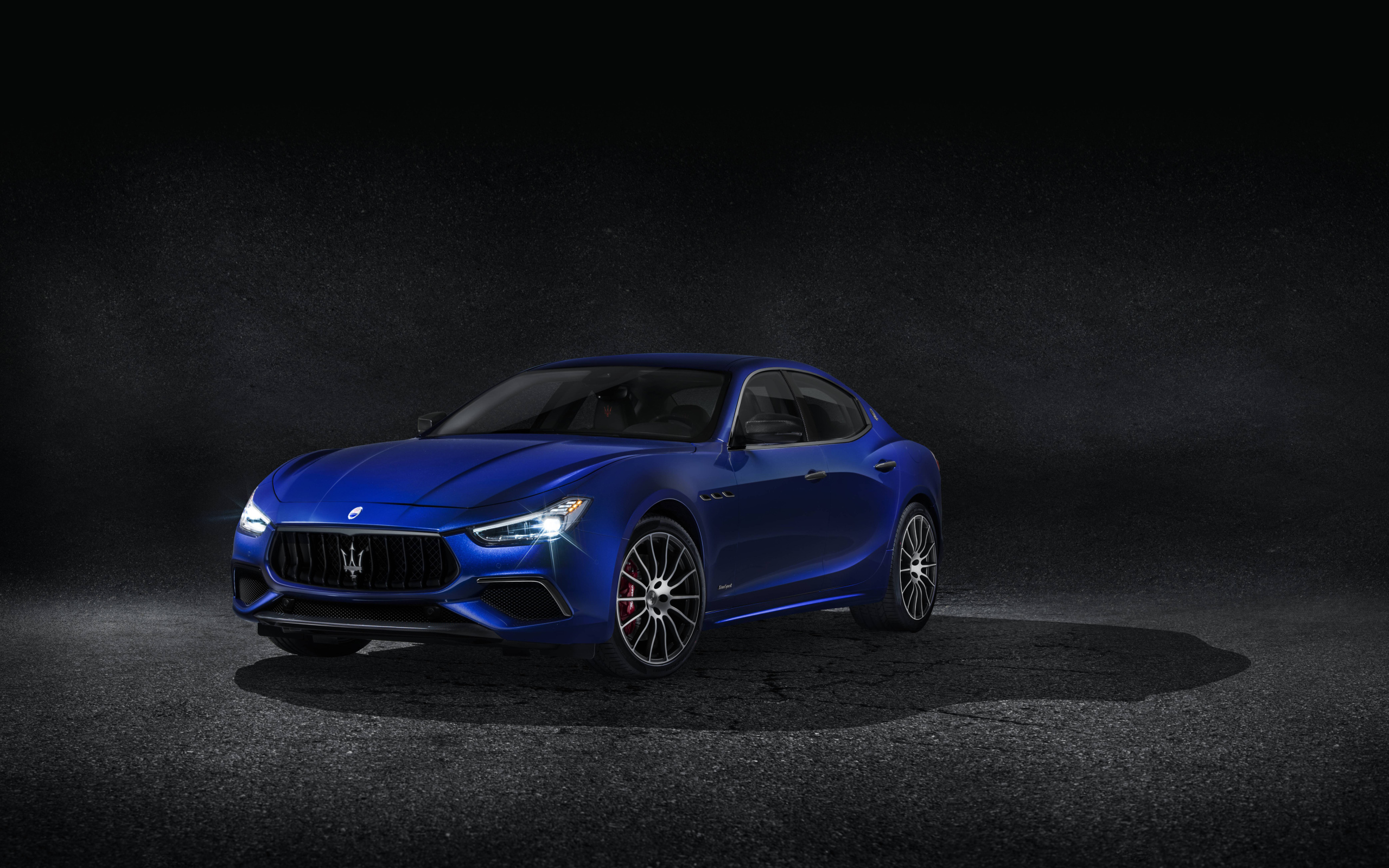 Синий автомобиль Maserati  Ghibli S Q4 GranSport, 2017  на черном фоне