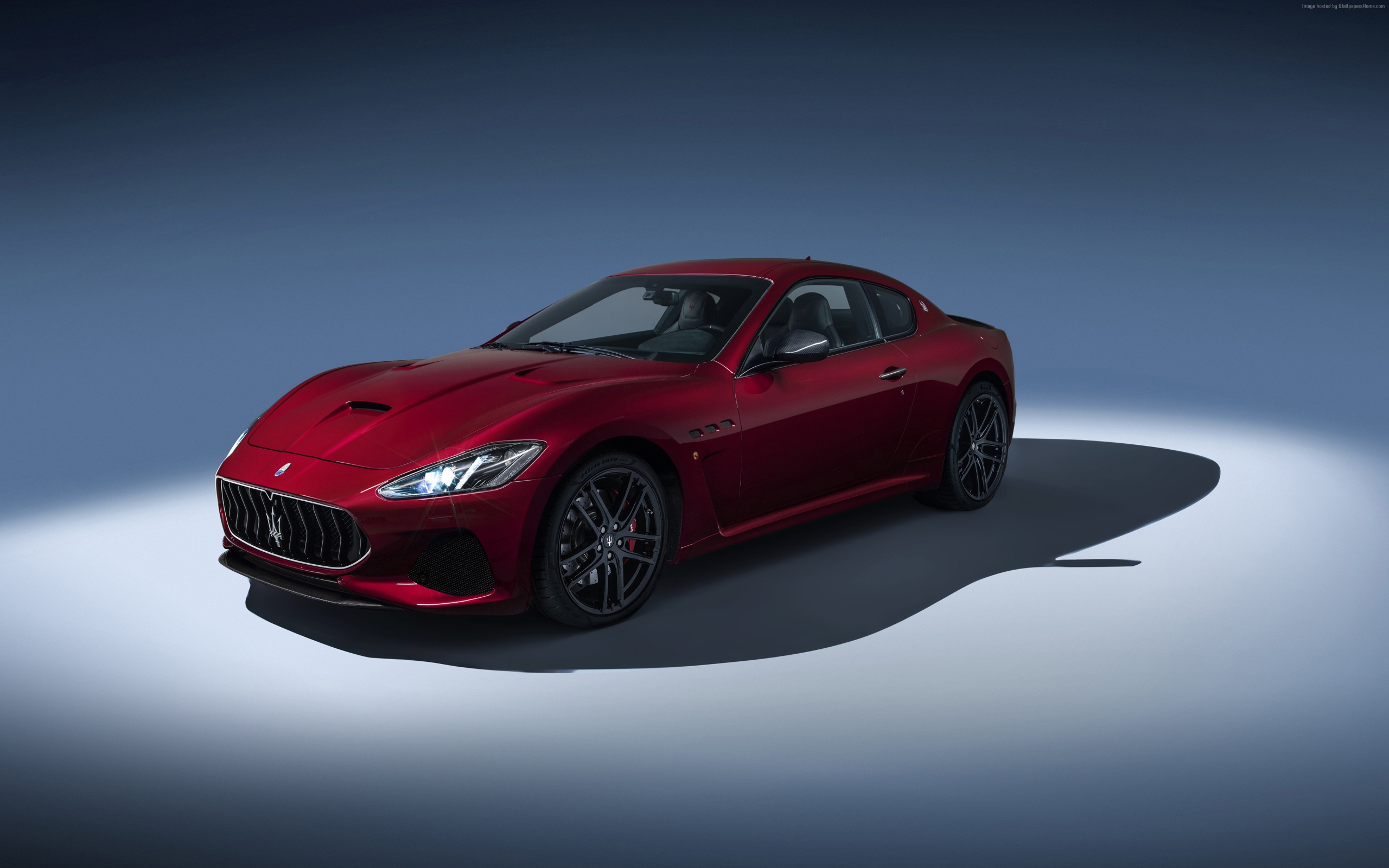 Спортивный автомобиль Maserati GranTurismo бордового цвета