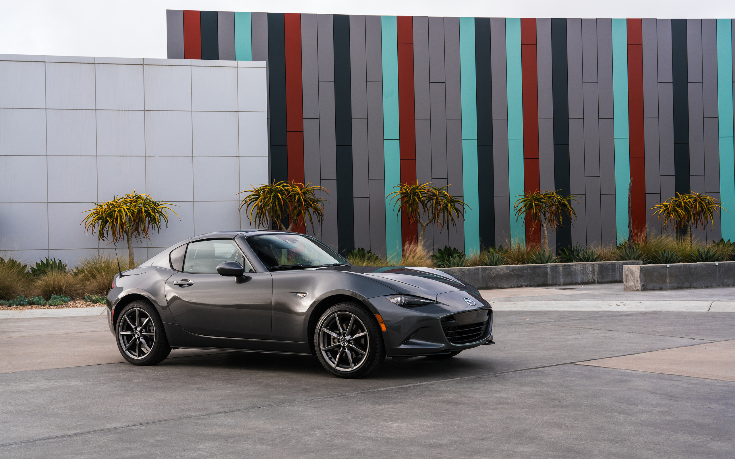 Серый автомобиль Mazda MX-5 Miata RF, 2017 года 