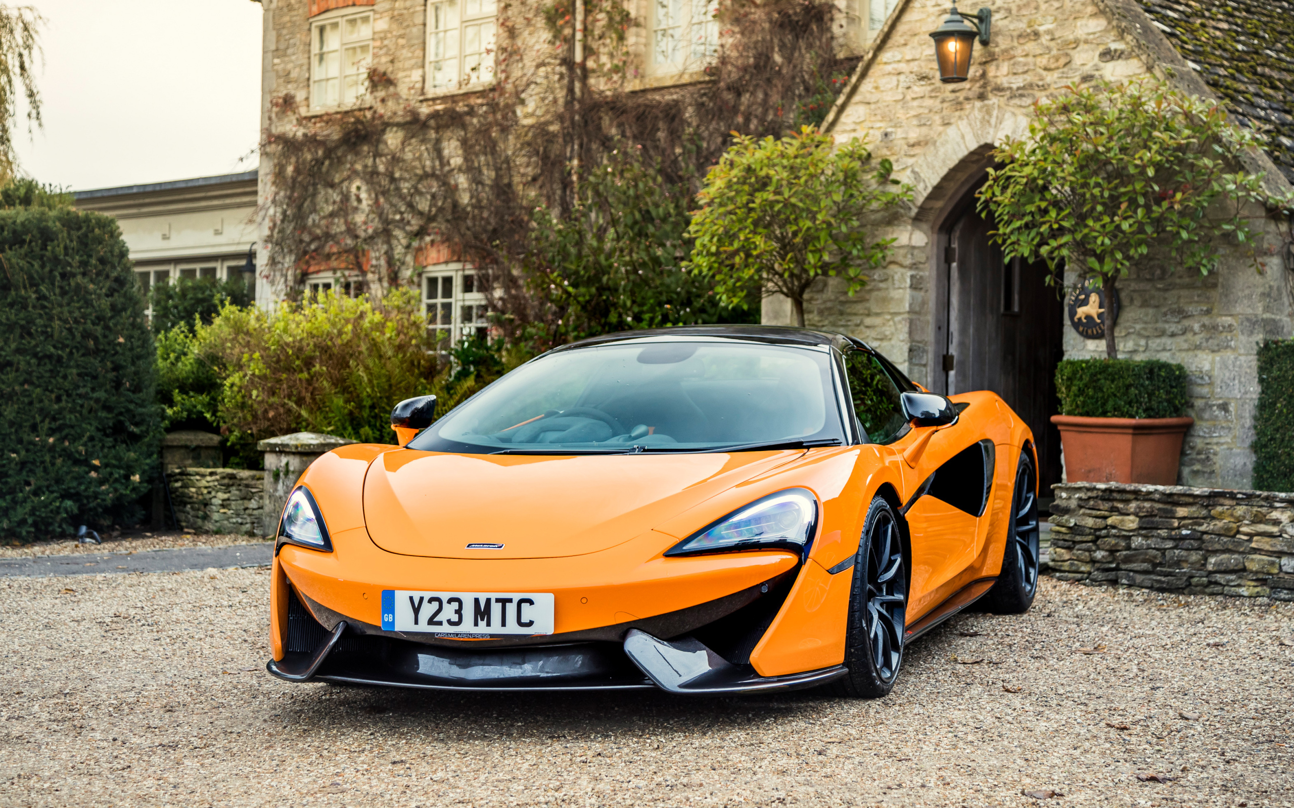 Оранжевый стильный спорткар McLaren 720S, 2017