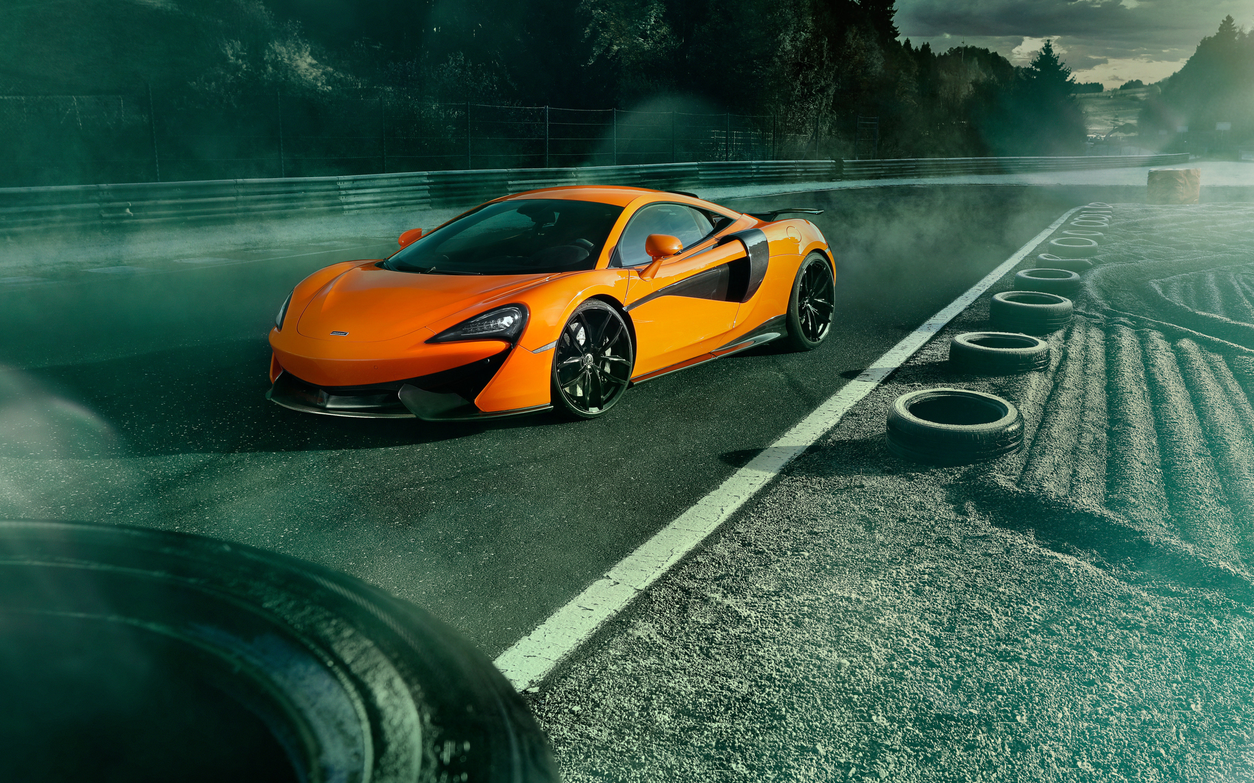 Спорткар McLaren 570S на гоночной трассе 