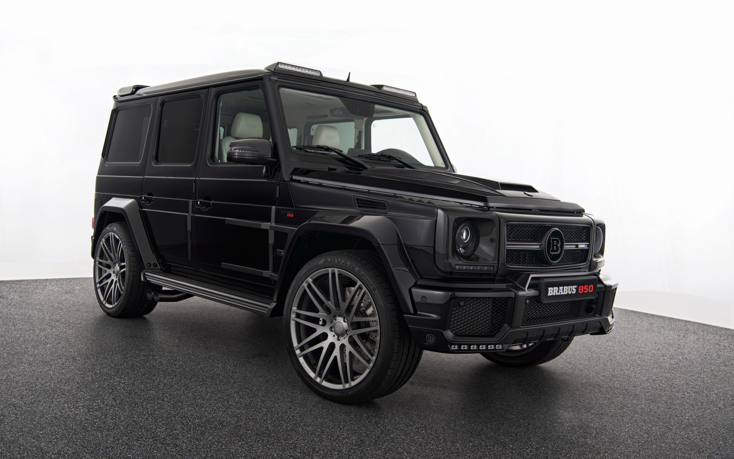 Черный автомобиль Mercedes-Benz G-класс W463 на белом фоне