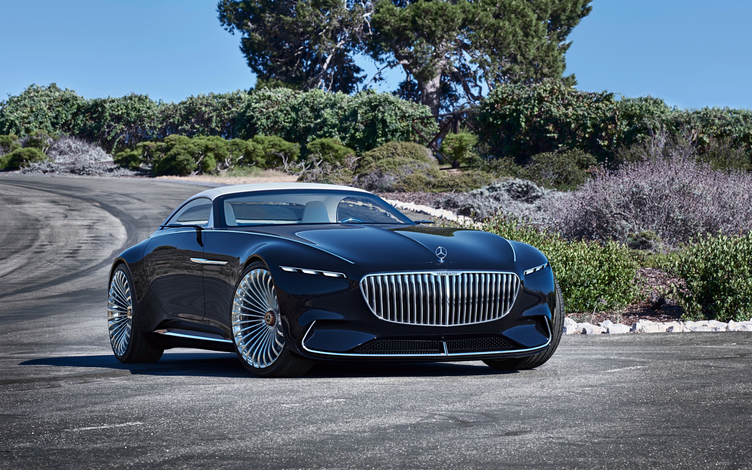 Дорогой черный автомобиль Mercedes Maybach 6 Cabriolet, 2017 на дороге