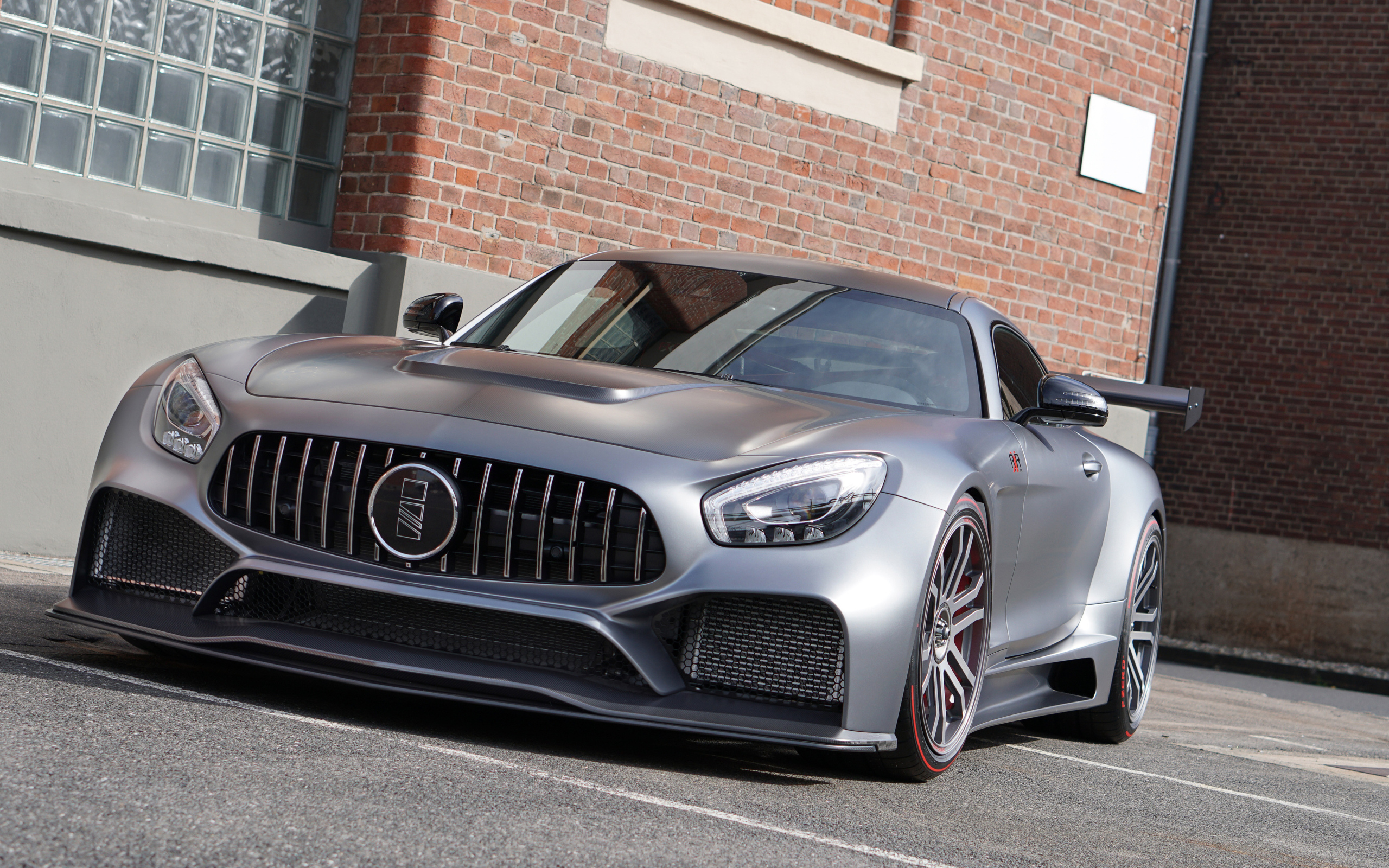 Спортивный серебристый автомобиль Mercedes AMG GT S IMSA RXR One Super GT, 2018