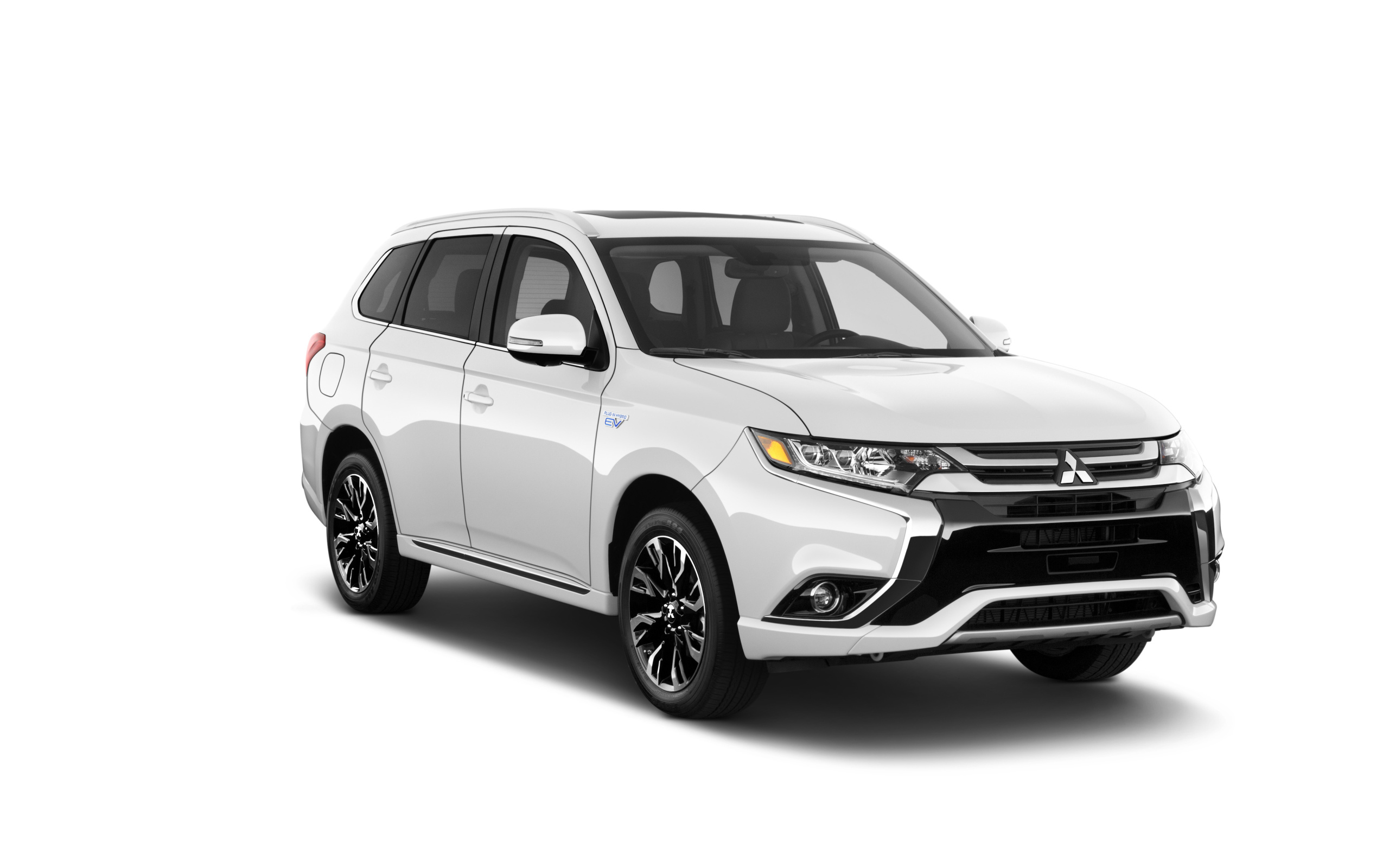 Белый компактный кроссовер Mitsubishi Outlander, 2018