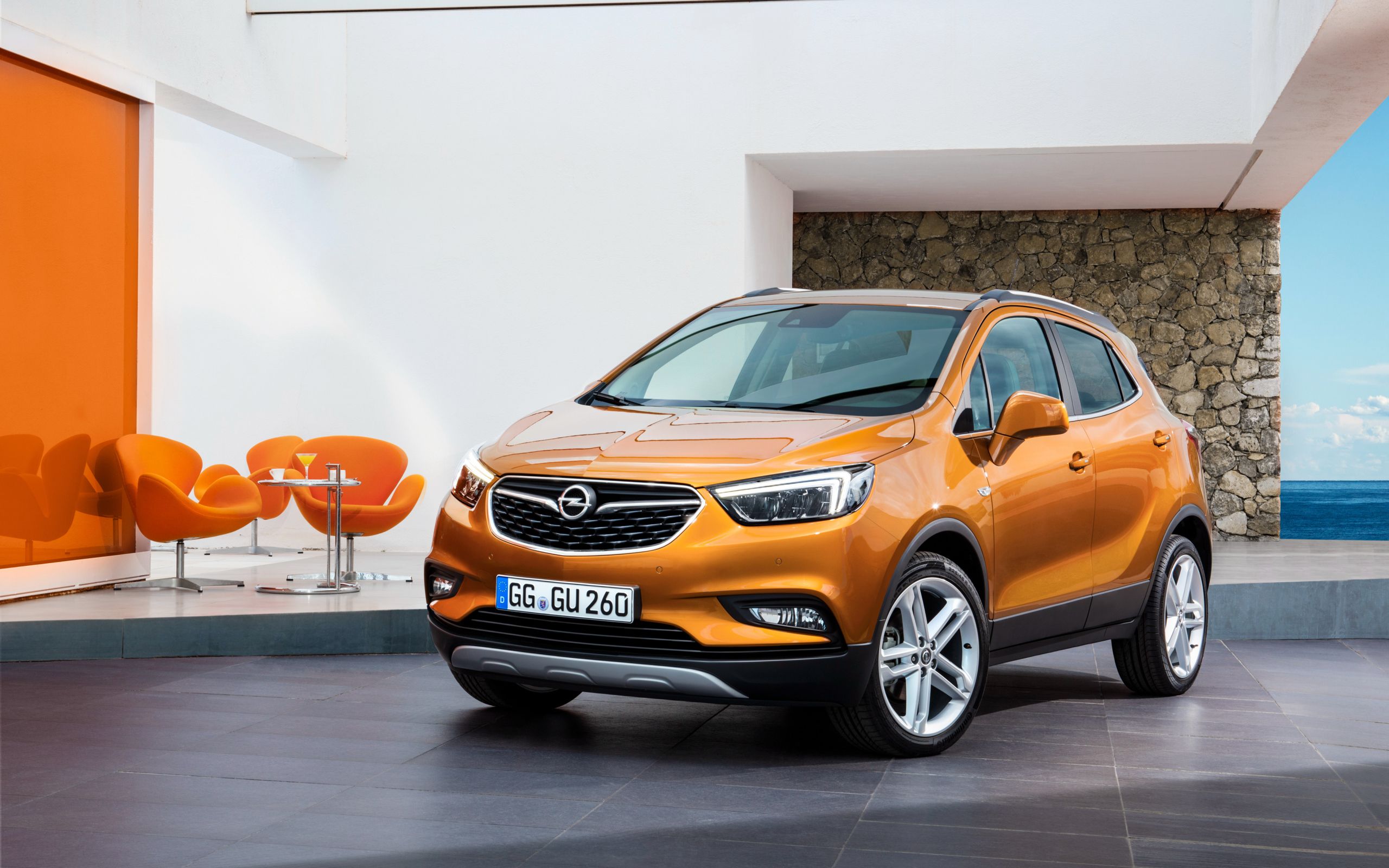 Оранжевый автомобиль кроссовер Opel Mokka