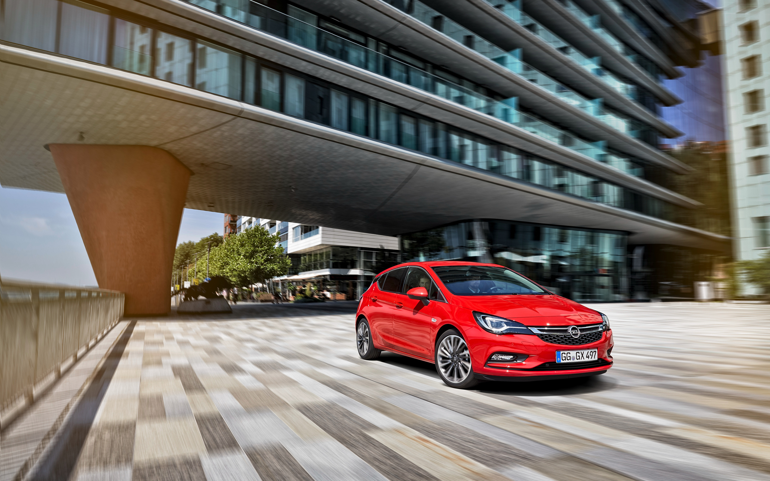 Красный автомобиль Opel Astra в движении