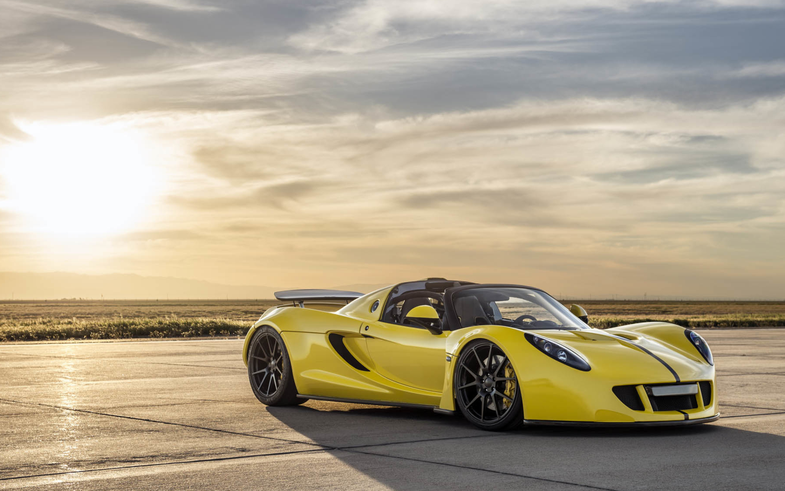 Автомобиль Hennessey Venom GT на фоне солнца в небе