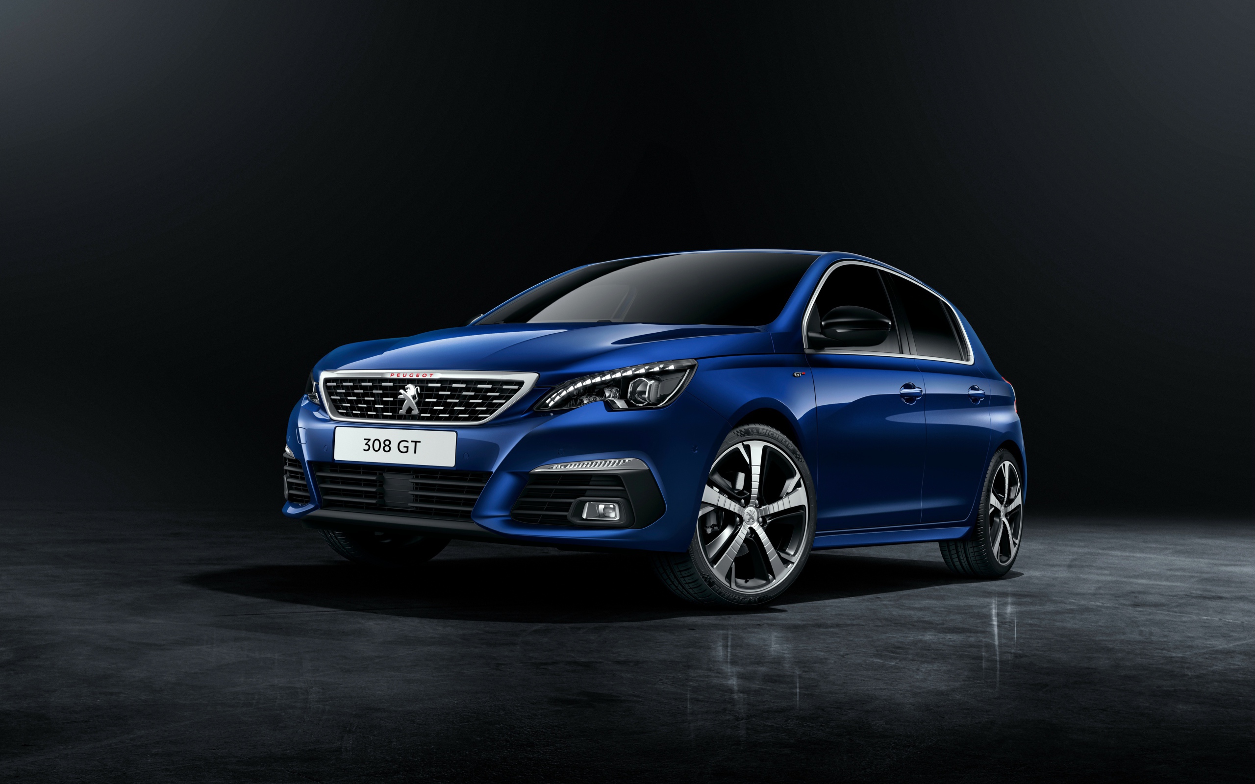 Автомобиль Peugeot 308 синего цвета
