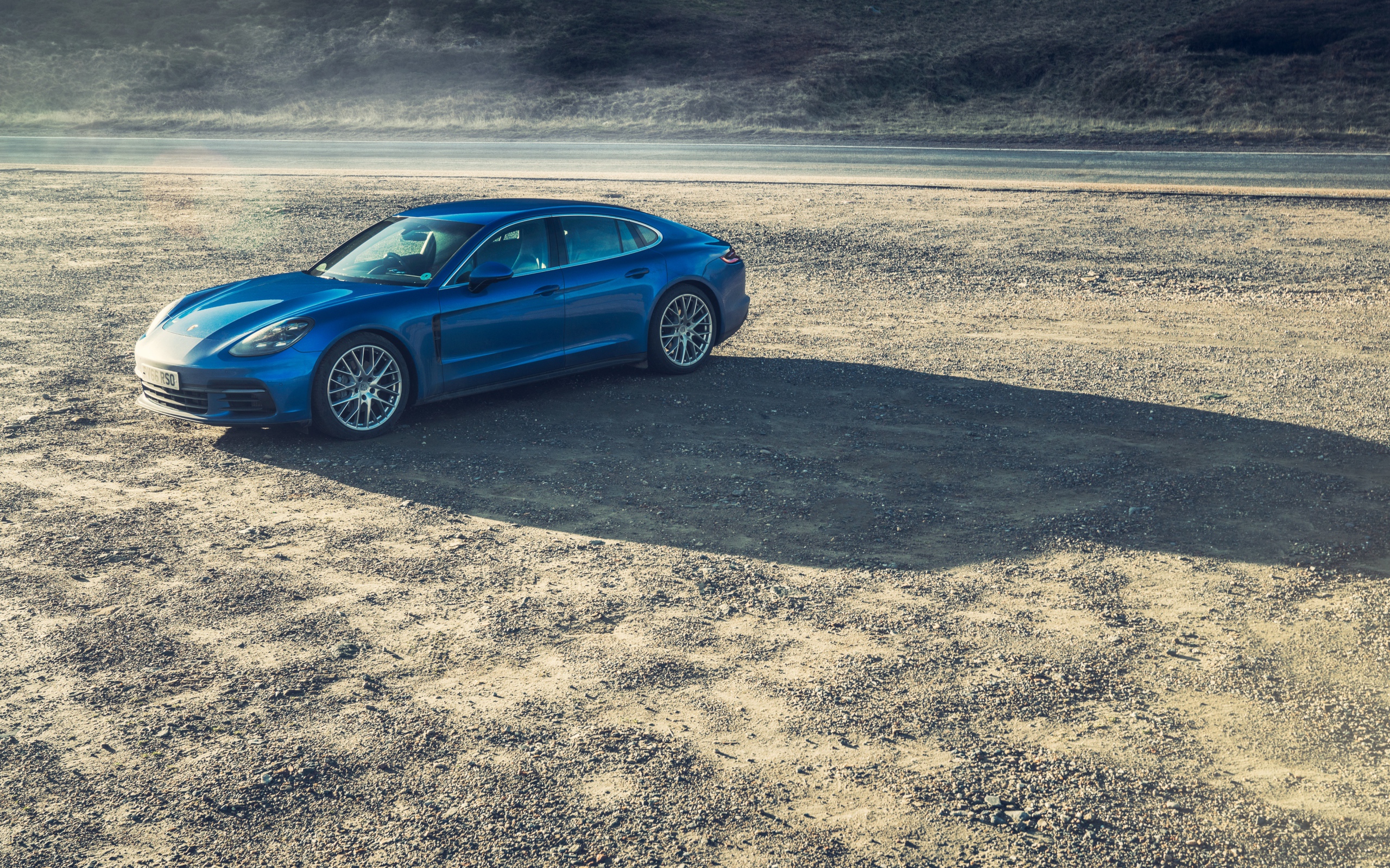 Голубой автомобиль Porsche Panamera Turbo