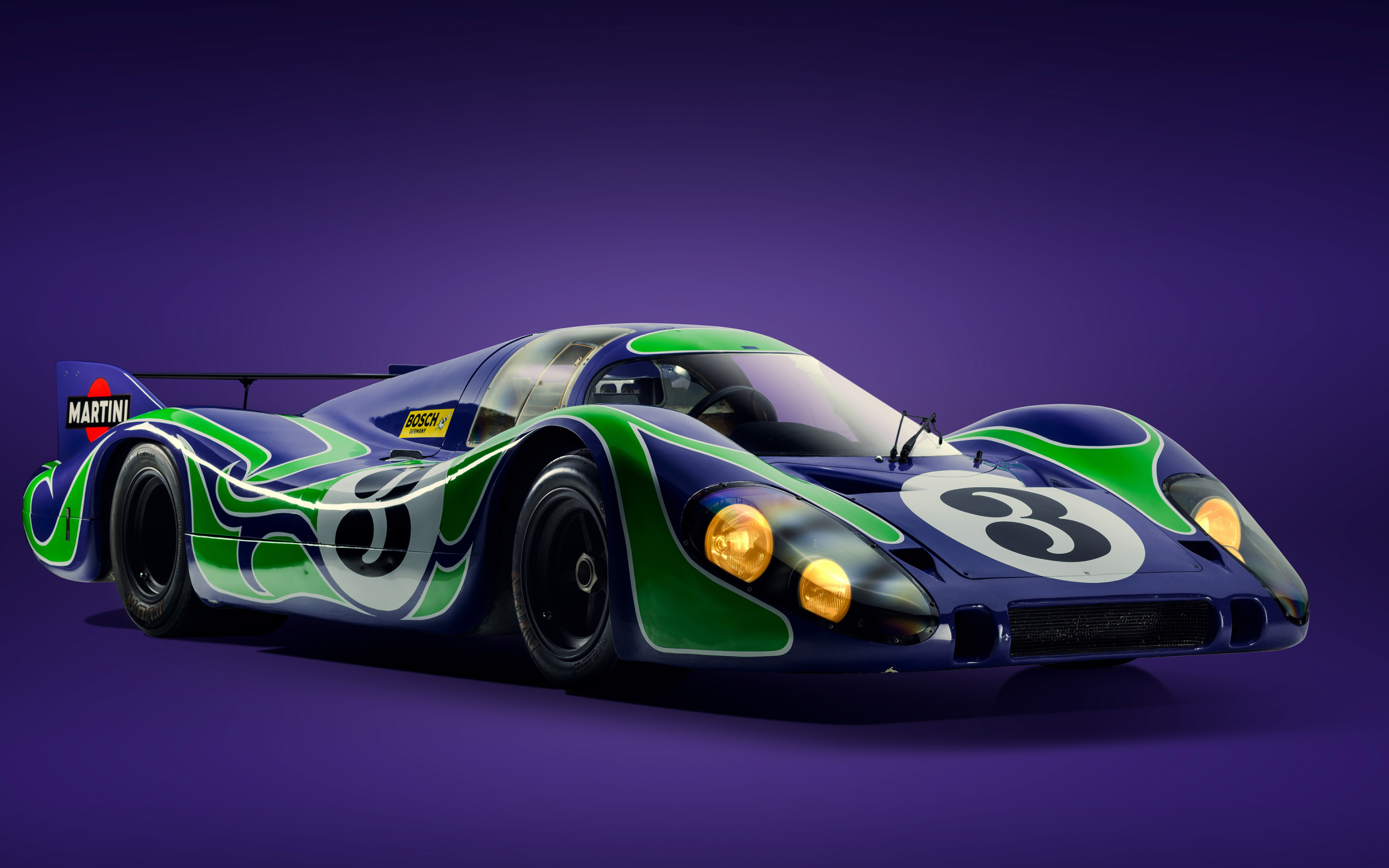 Гоночный автомобиль Porsche 917 Langheck на сиреневом фоне 