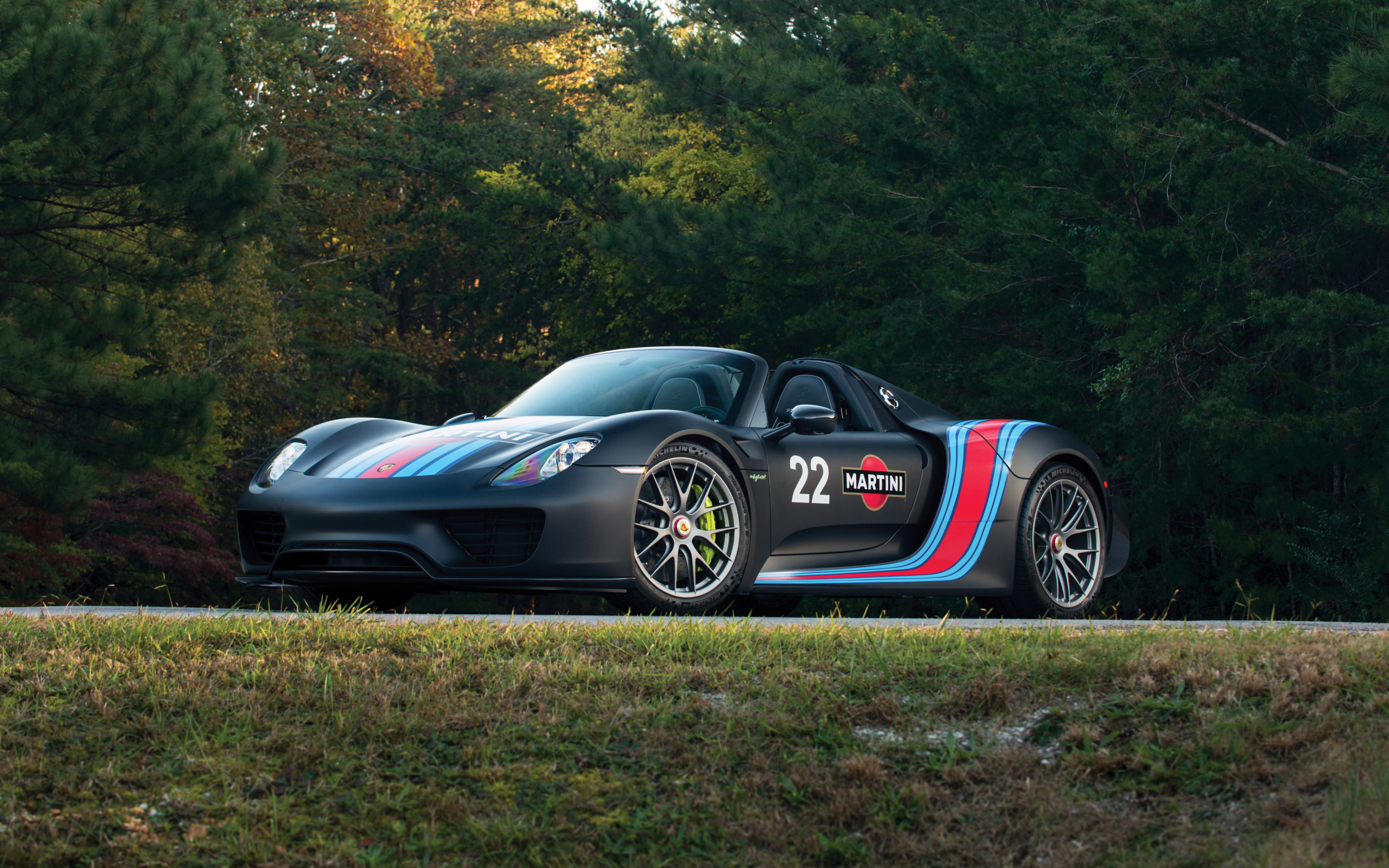 Спортивный автомобиль Porsche 918 Spyder Weissach Package с логотипом Martini Racing 