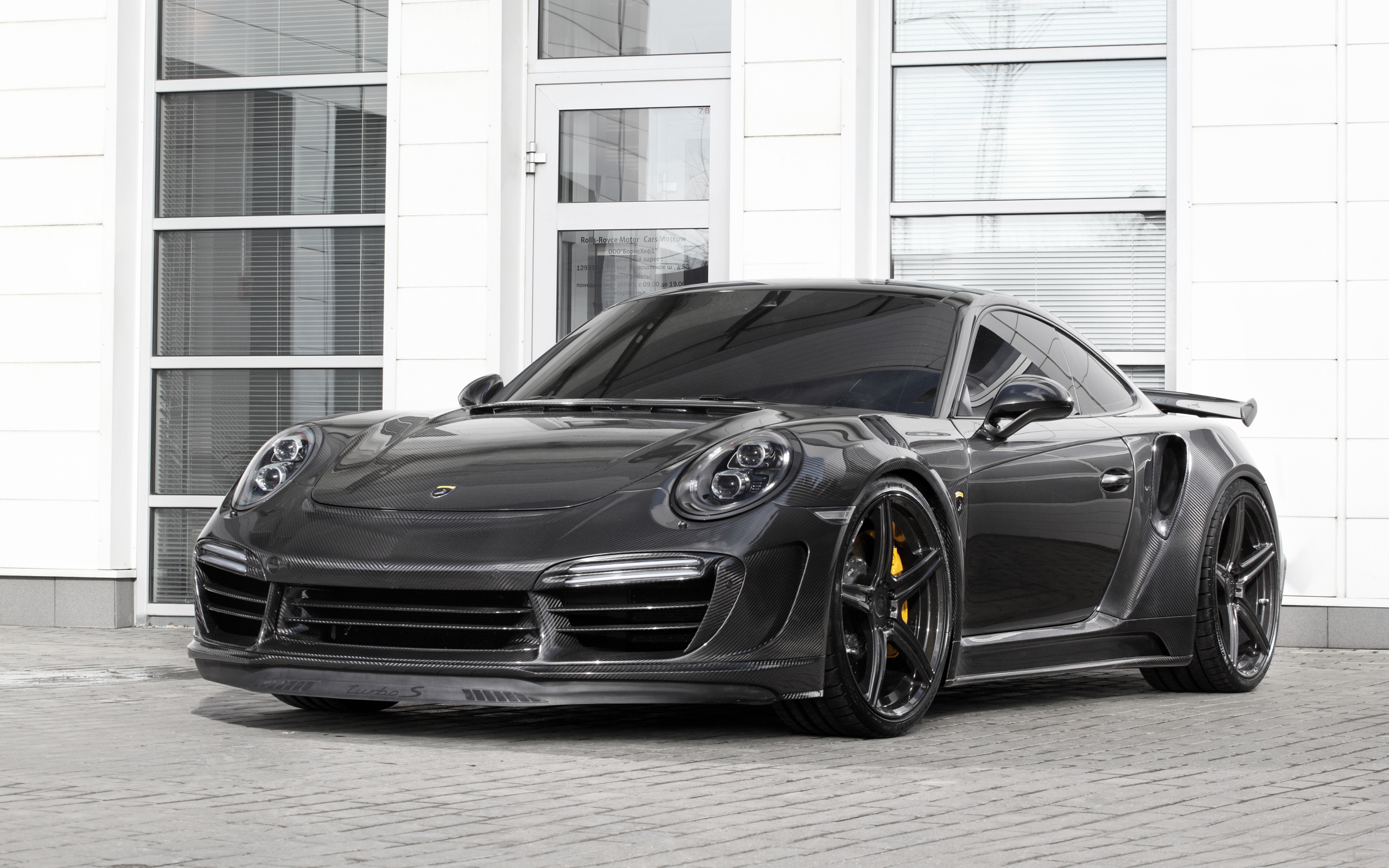 Серый быстрый автомобиль Porsche 911 Turbo Stinger GTR, 2017 