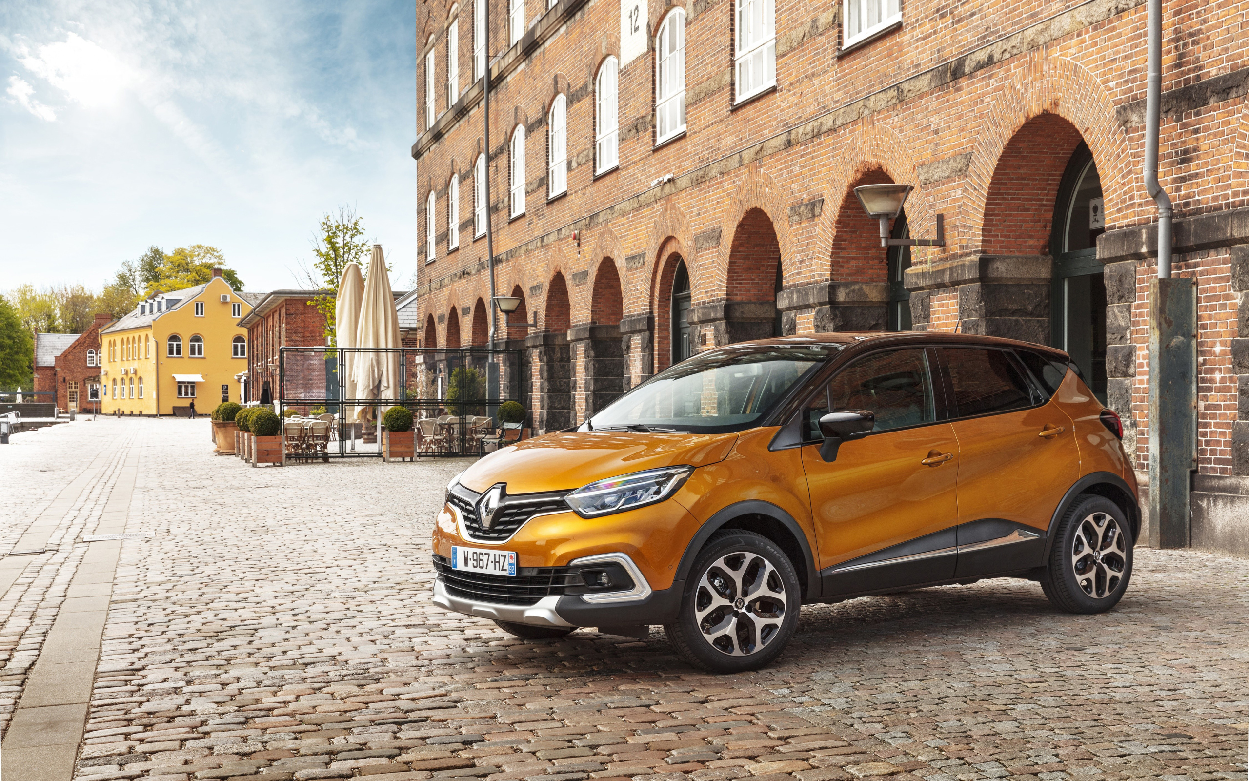 Автомобиль Renault Captur Worldwide, 2017  цвет оранжевый металлик