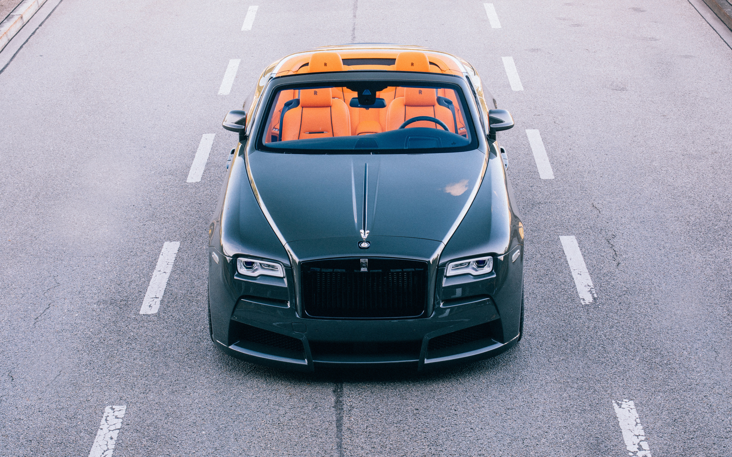 Зеленый автомобиль кабриолет Rolls Royce Dawn, 2018