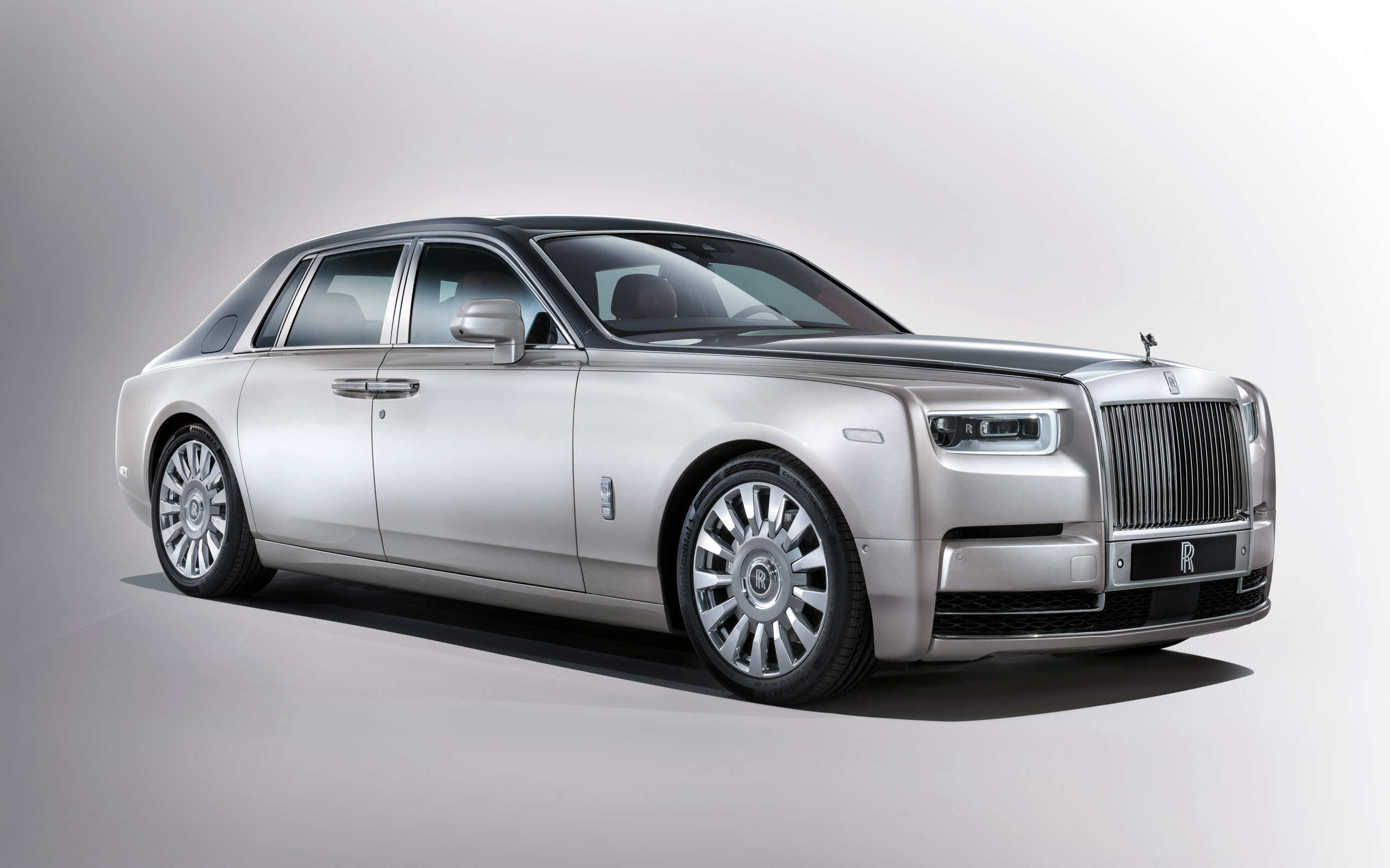 Серебристый автомобиль  Rolls Royce Phantom, 2017