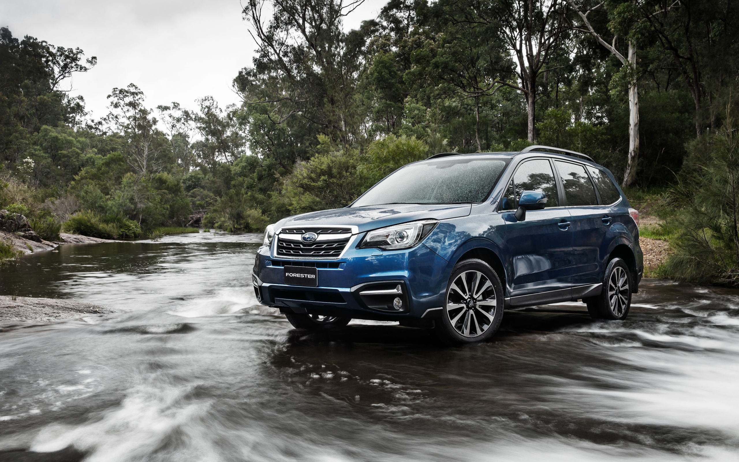 Внедорожник Subaru Forester проезжает через реку 