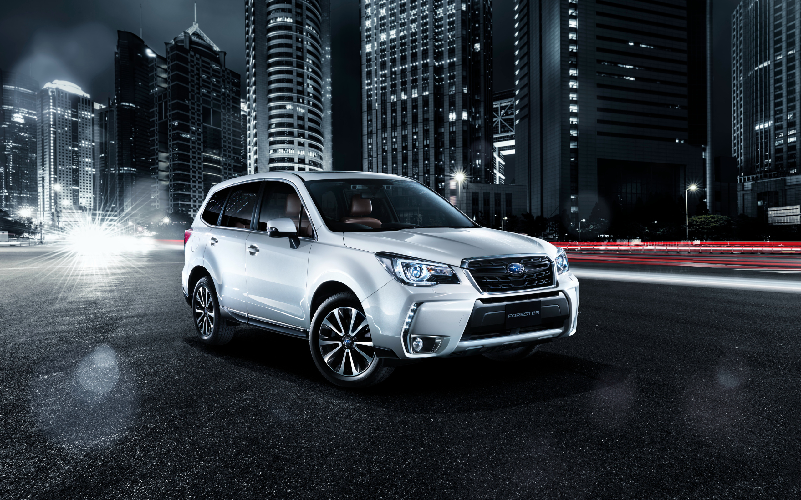 Внедорожник Subaru Forester, 2018 в ночном городе