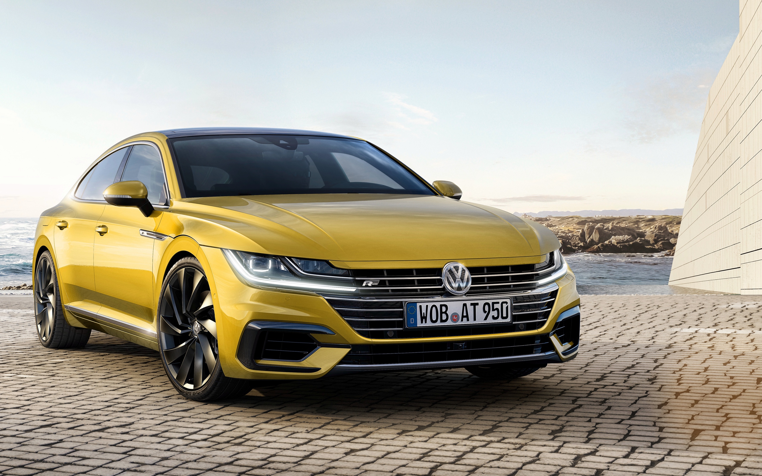 Золотистый автомобиль  Volkswagen Arteon R-Line 