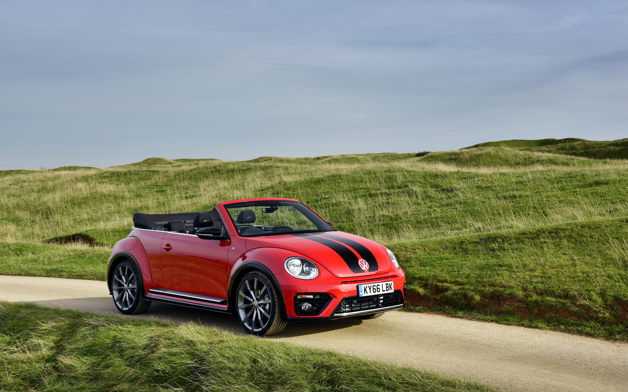 Красный маленький автомобиль Volkswagen Beetle 