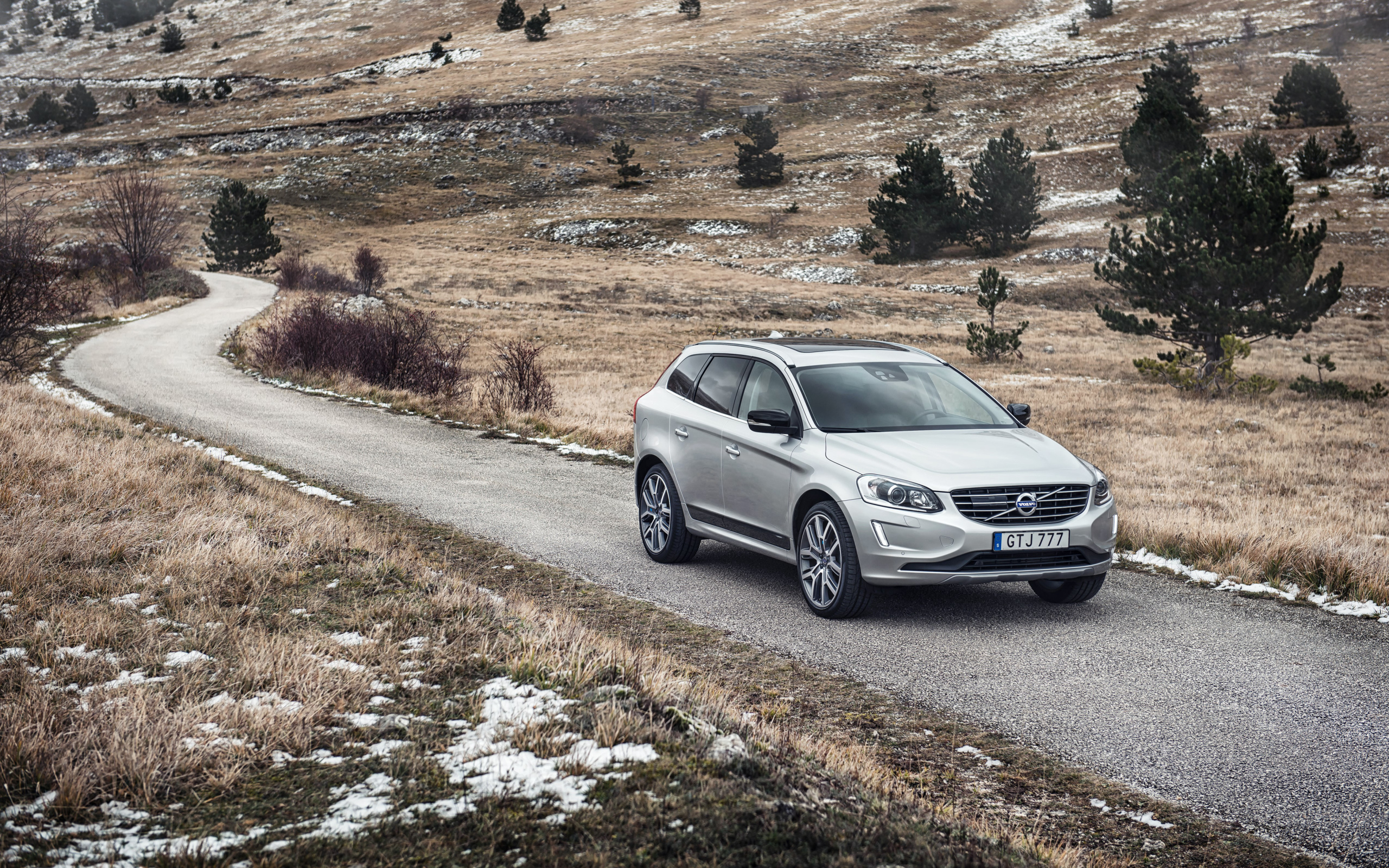 Серебристый внедорожник Volvo XC60 на трассе