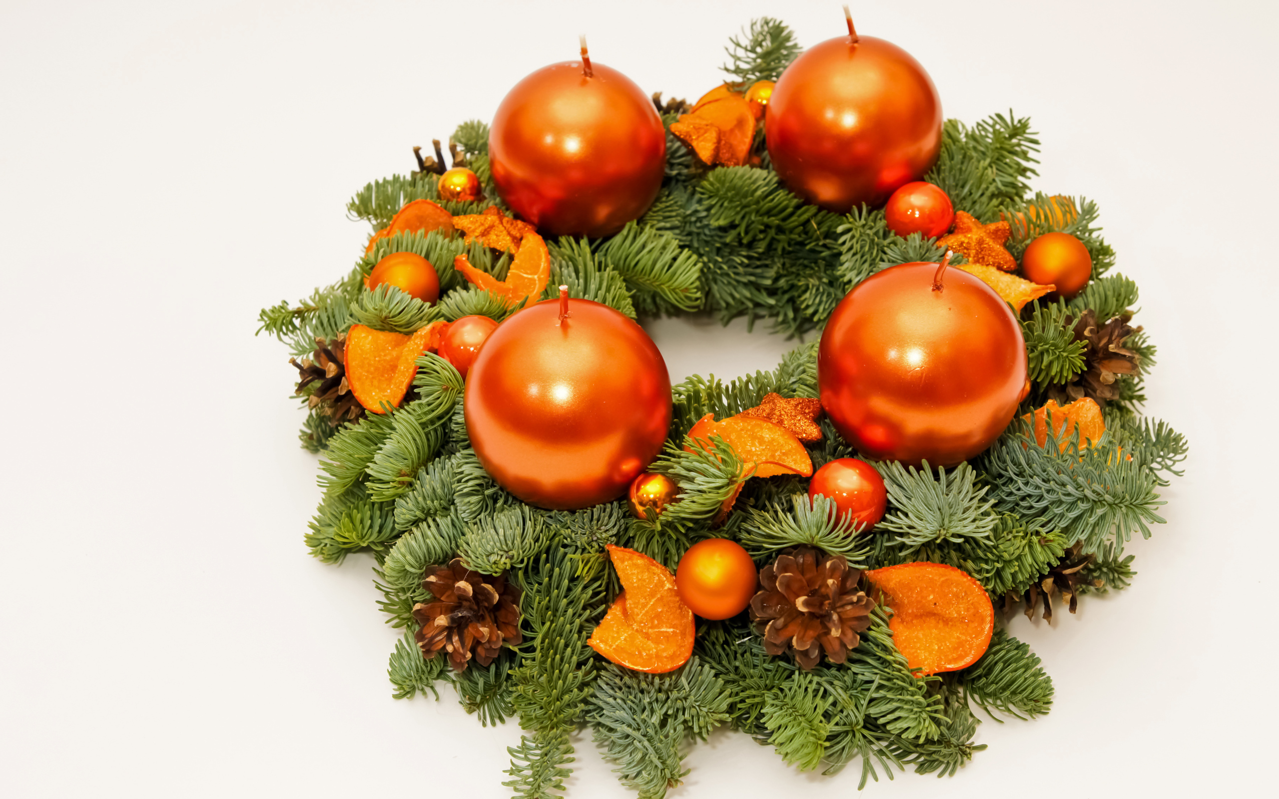 Рождественский венок из еловых ветвей со свечами