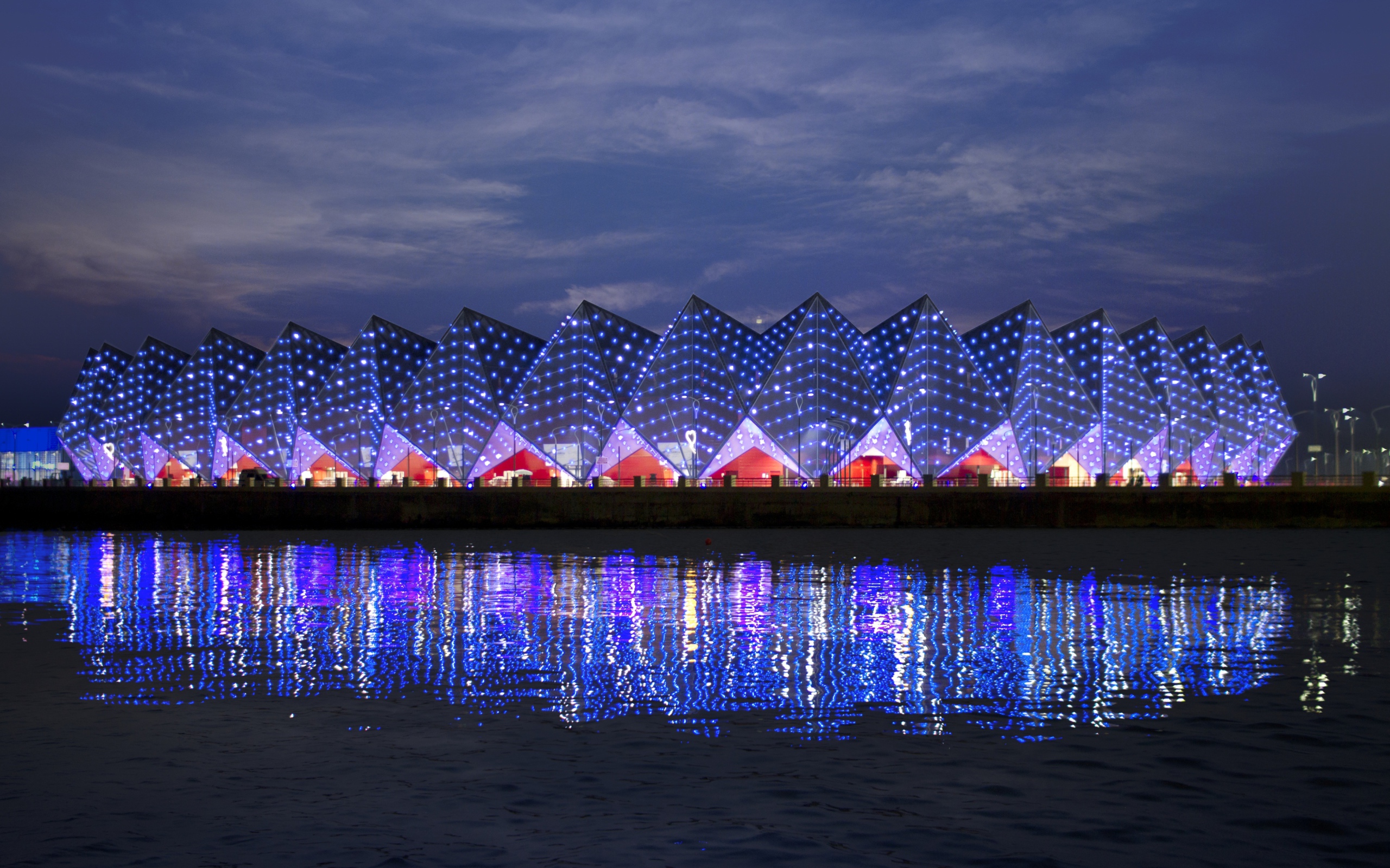 Бакинский кристальный зал отражается в воде  