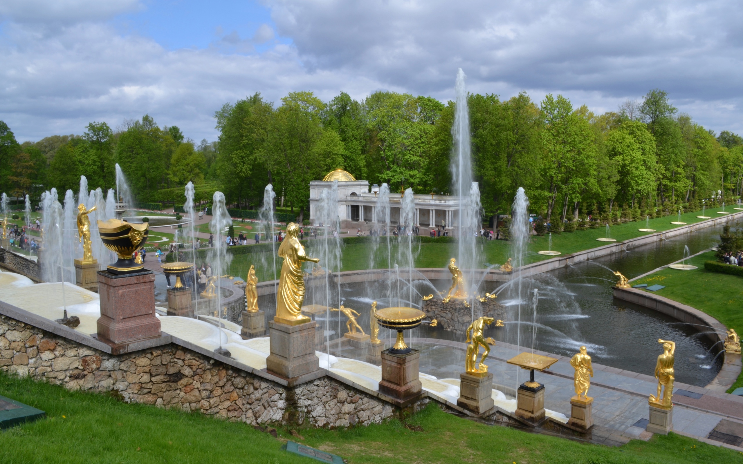 Фонтаны в парке, Петергоф. Санкт Петербург. Россия 