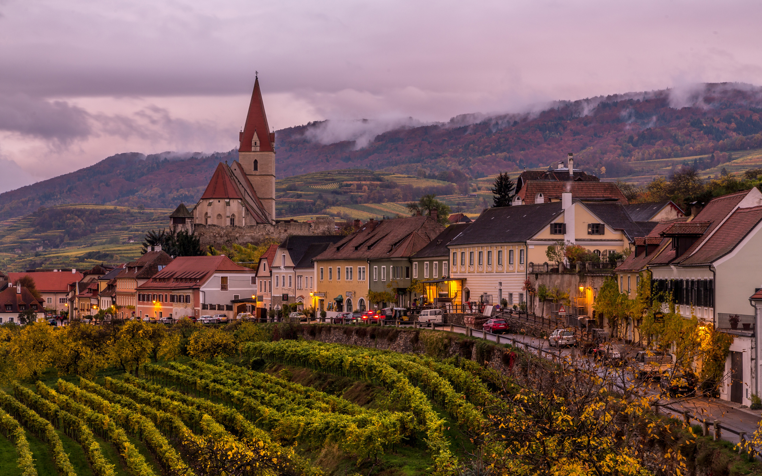 Дома и церковь в городе, Австрия 