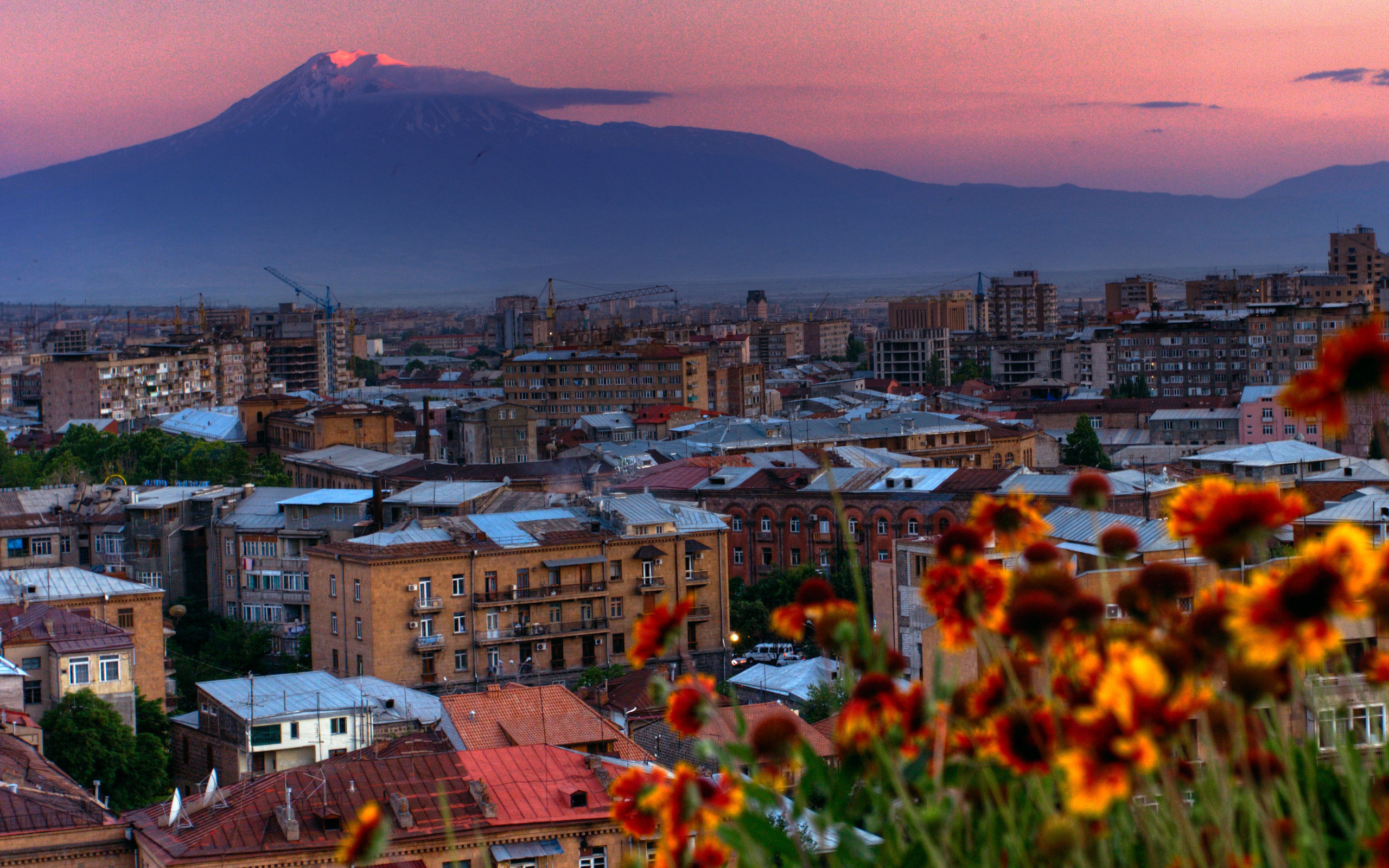 Вид на красивый город Ереван 