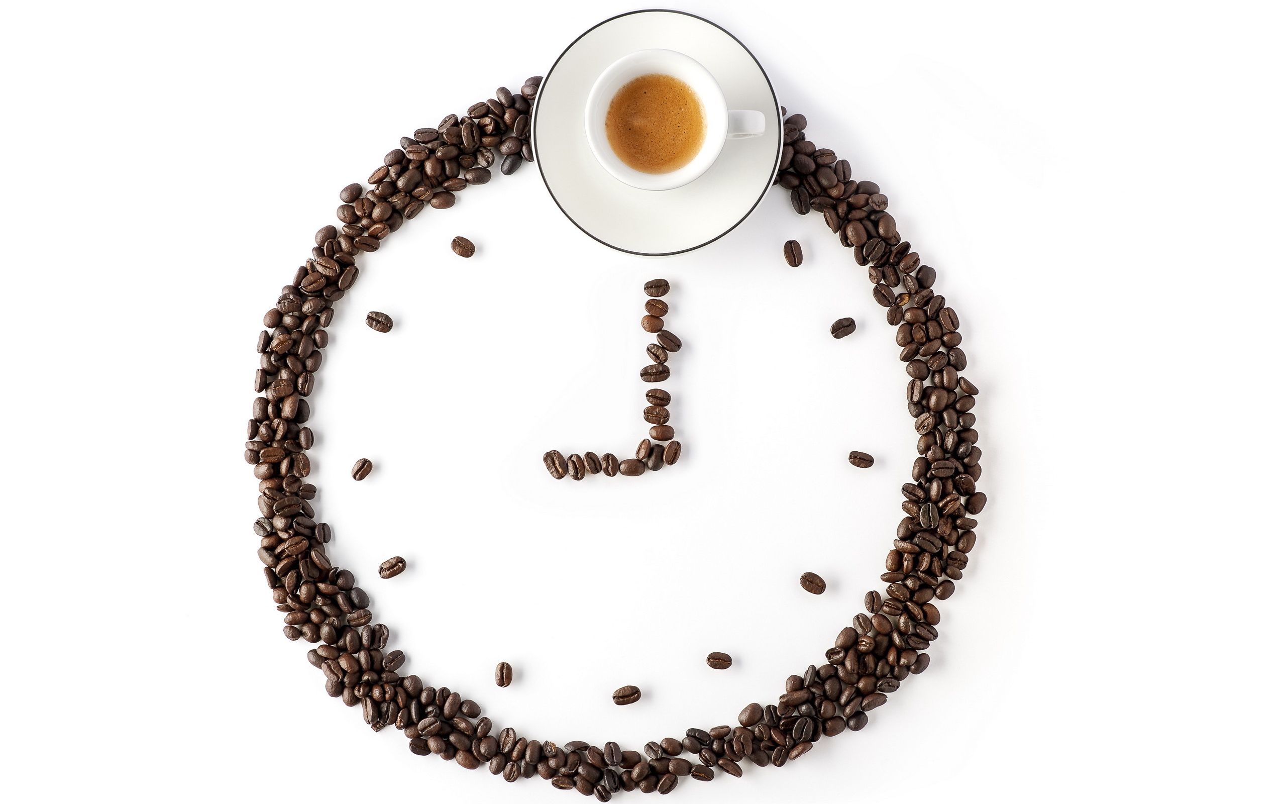 Часы из кофейных зерен и чашка кофе на белом фоне