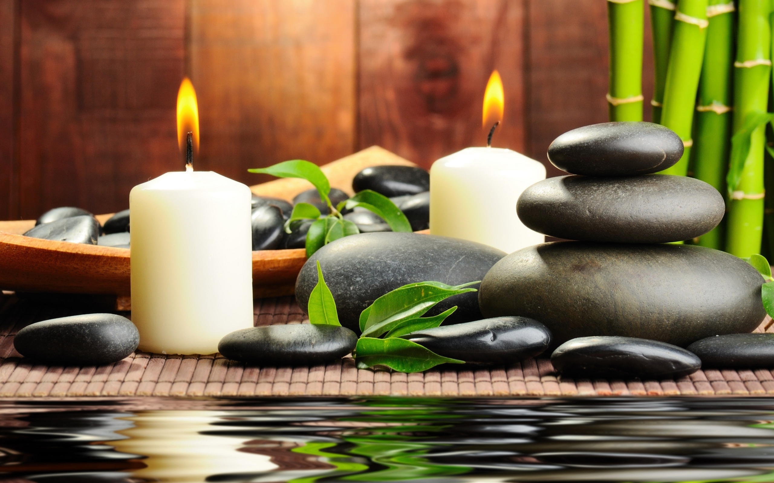 Черные камни дзен с двумя горящими свечами