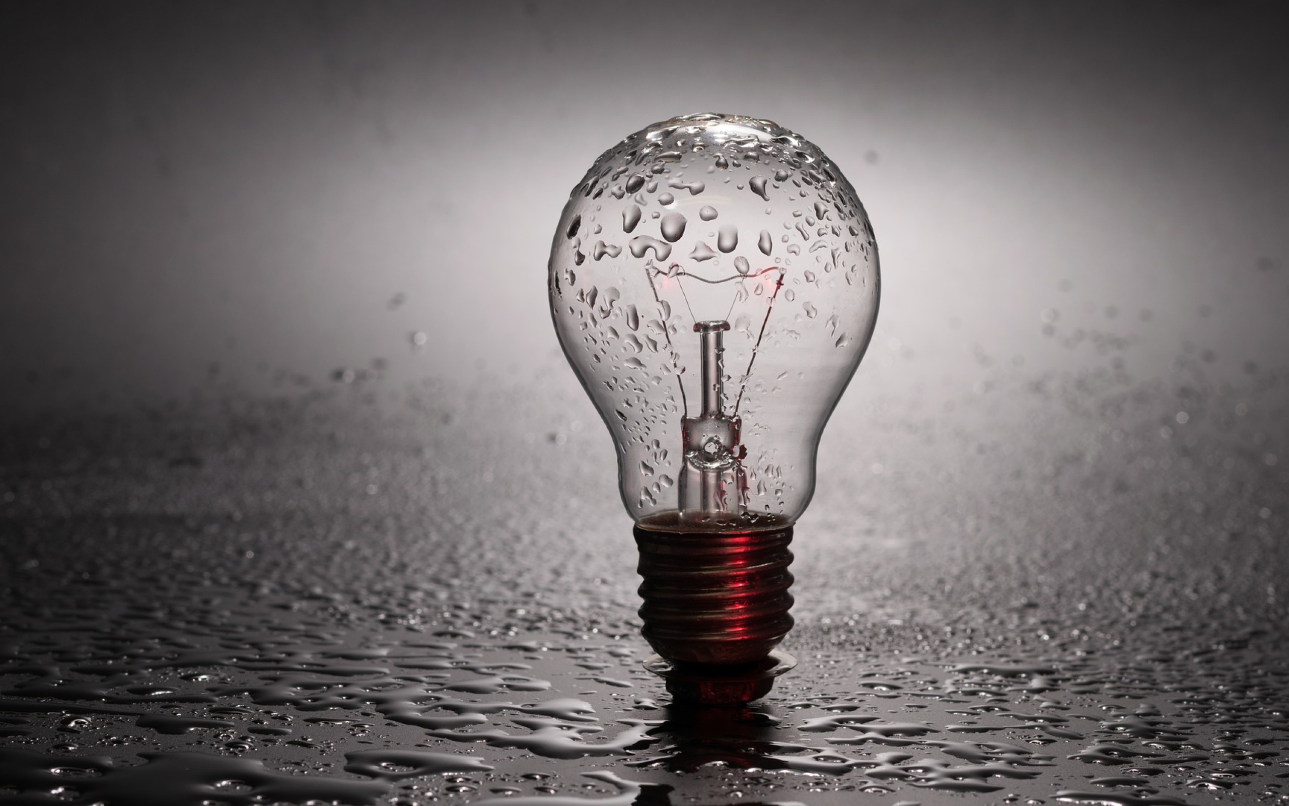 Стеклянная лампочка в каплях воды 