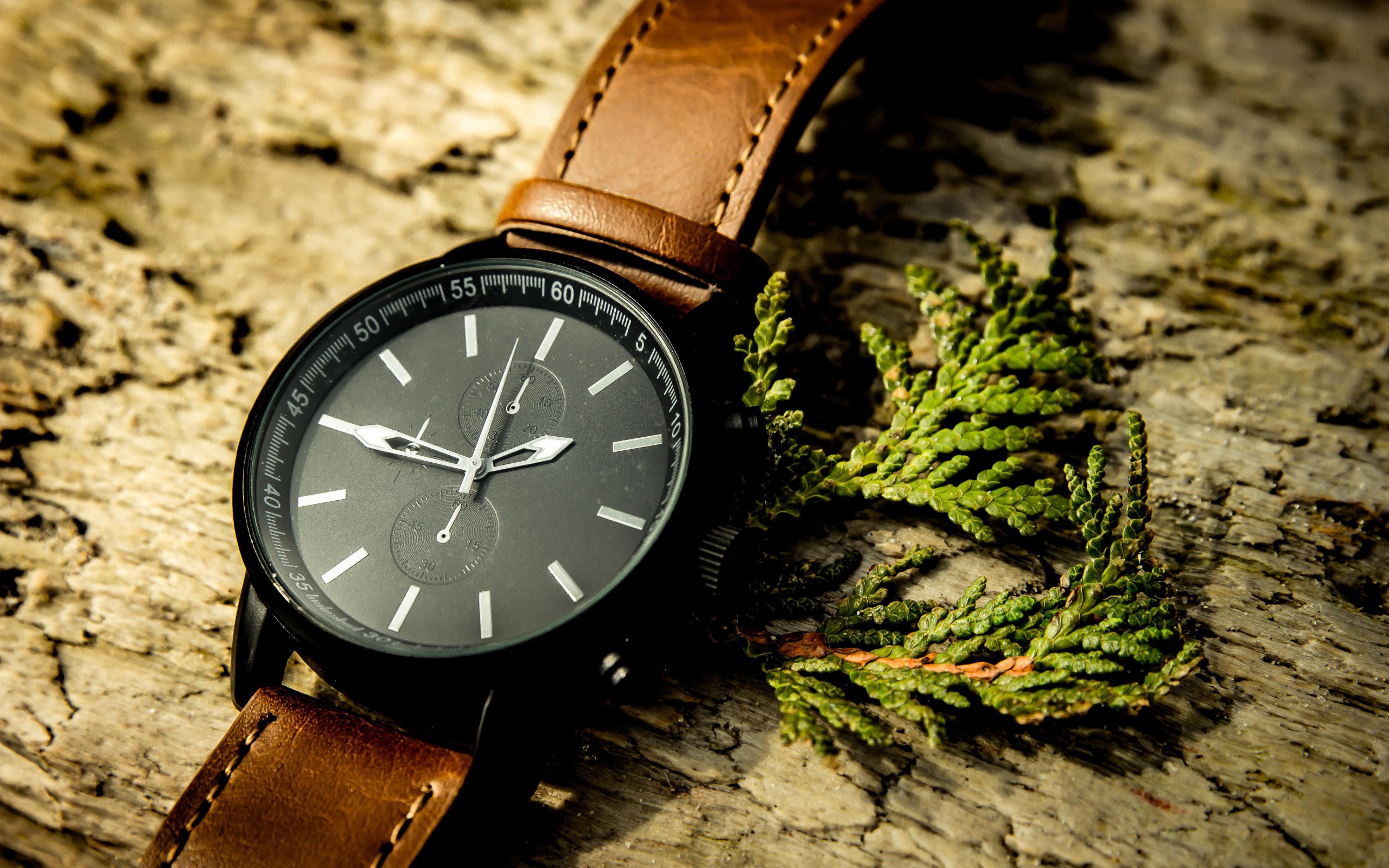 Стильные черные наручные часы с кожаным ремешком 