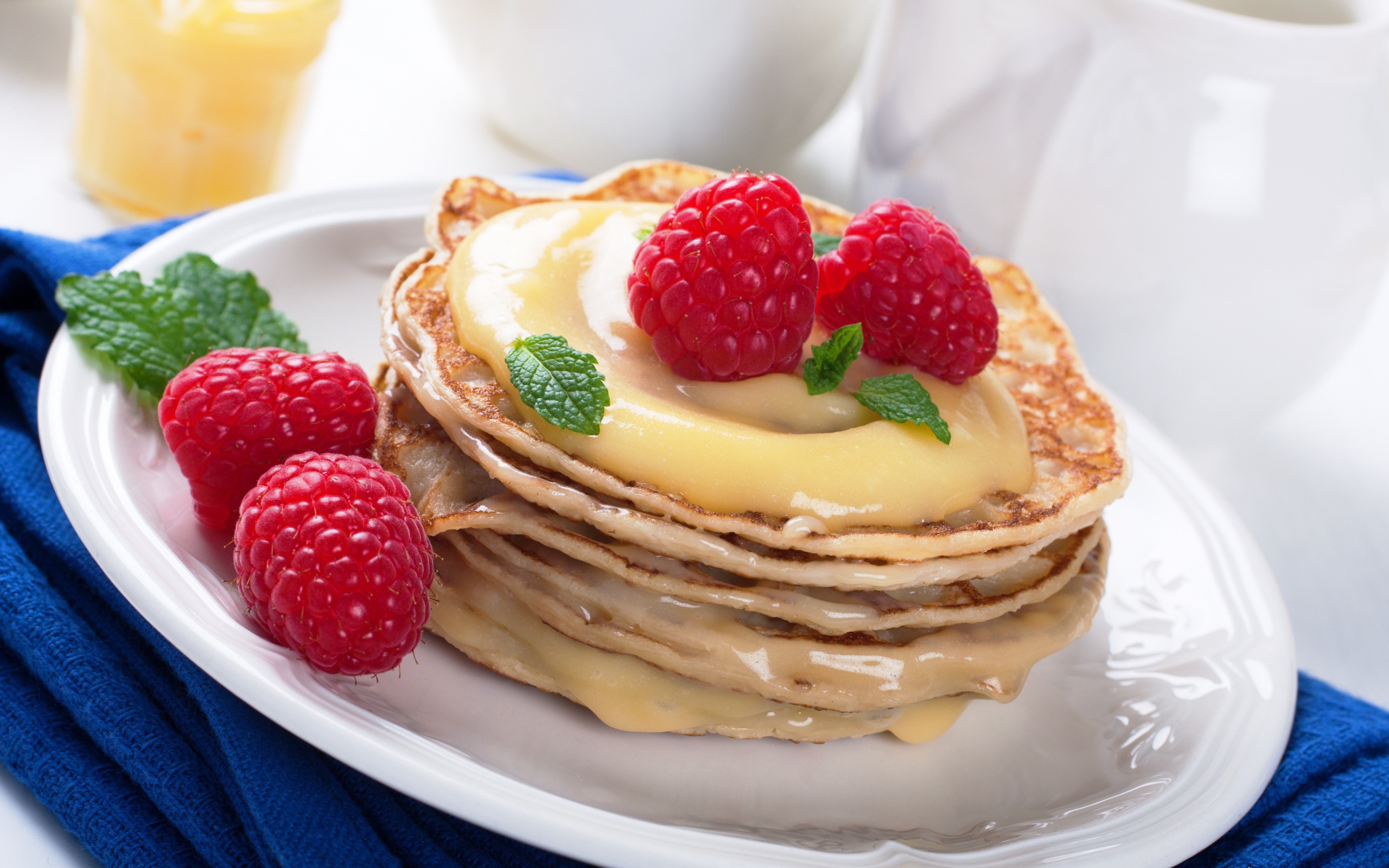 Аппетитные оладьи со сгущенкой и малиной