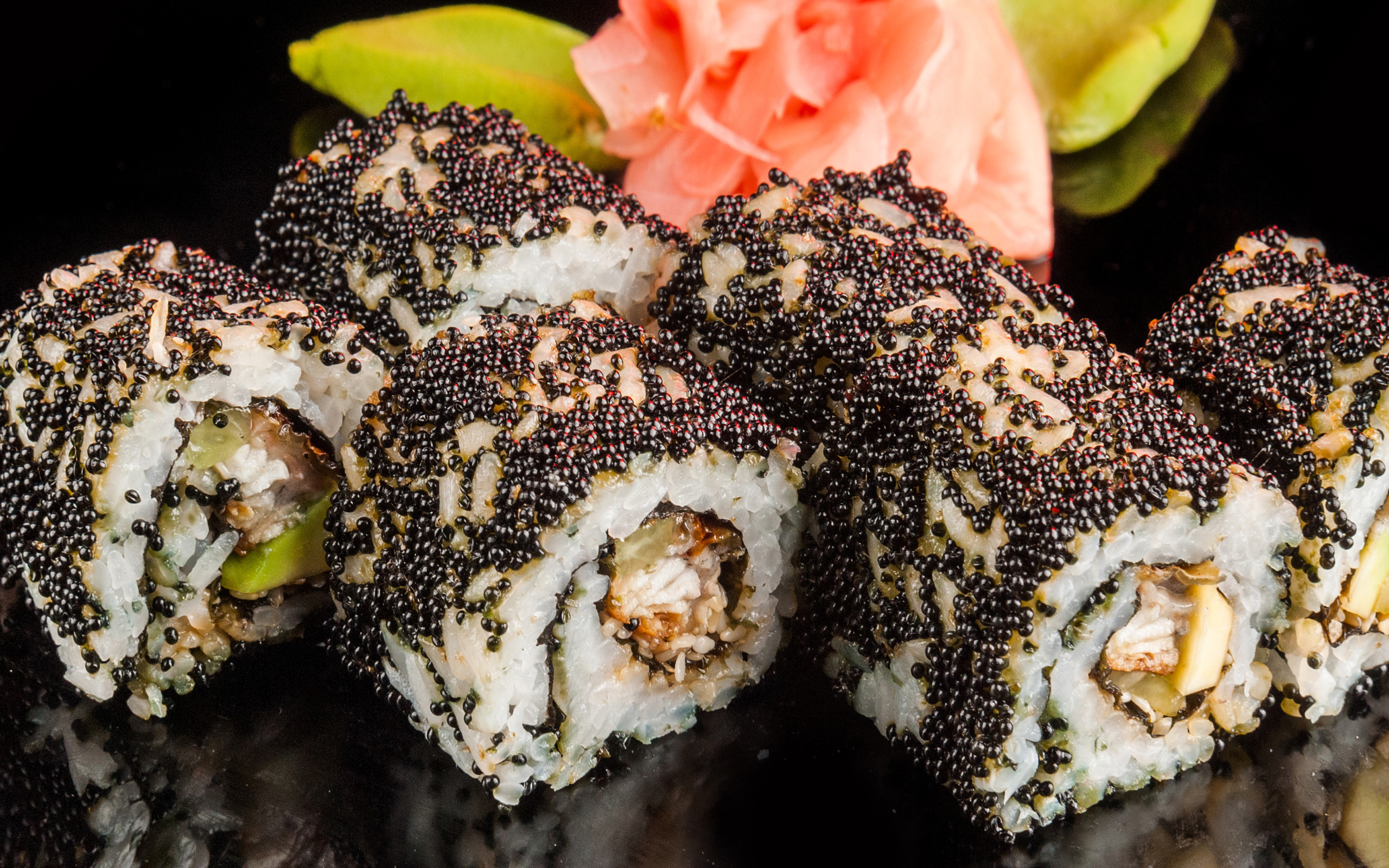 Аппетитные роллы с черной икрой 