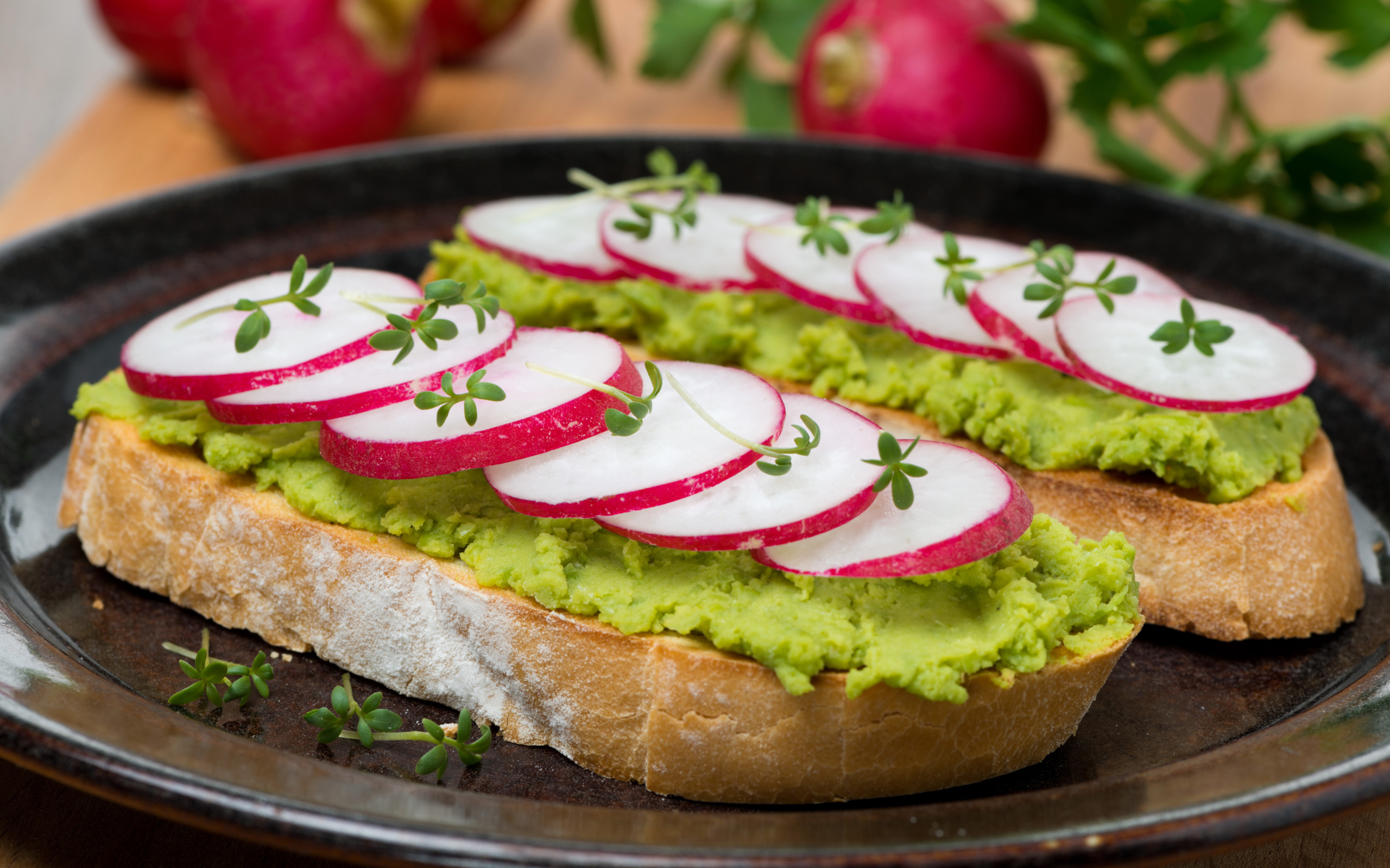 Аппетитный бутерброд с редисом